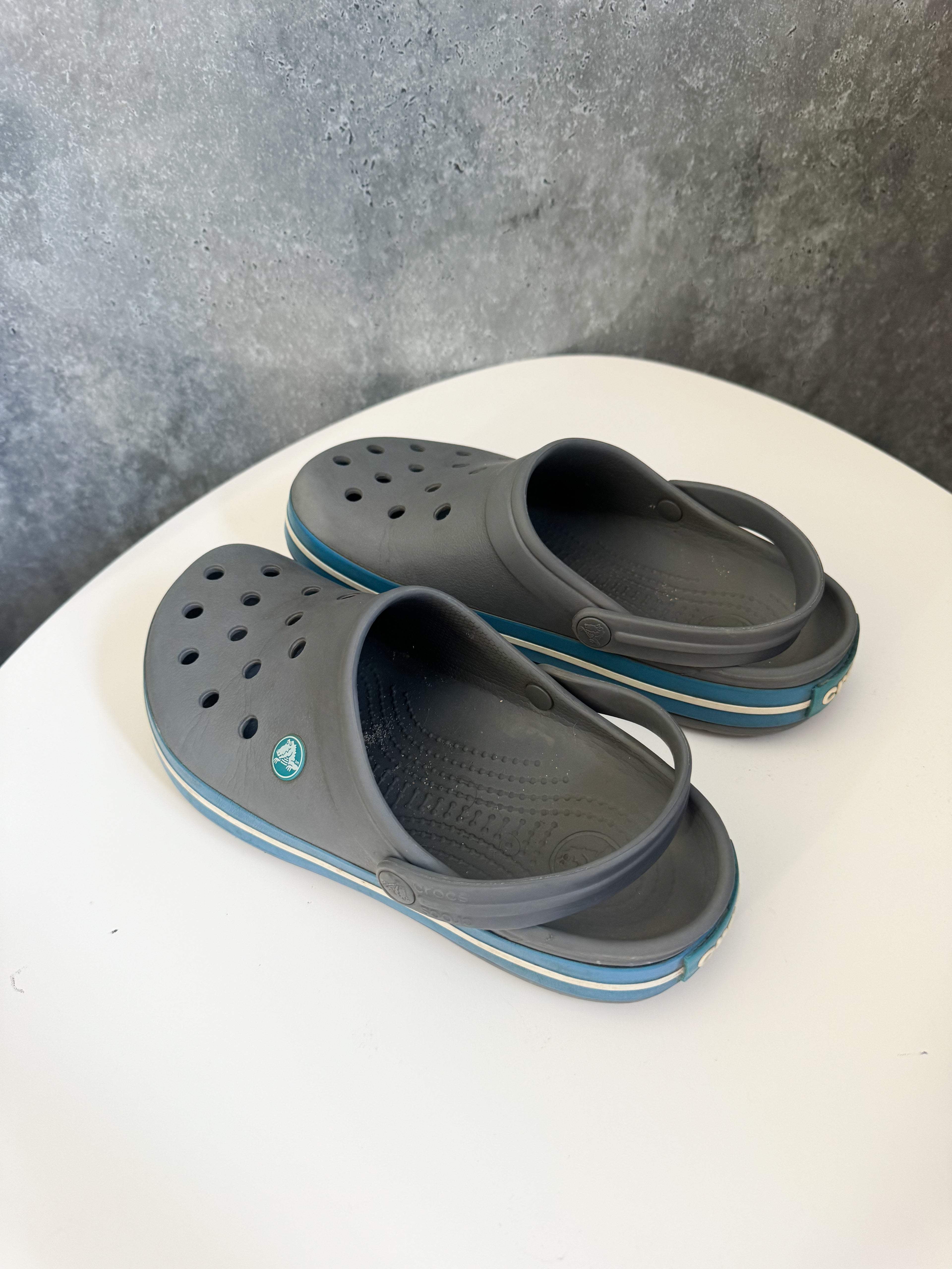 Crocs grises y celeste originales, como nuevas