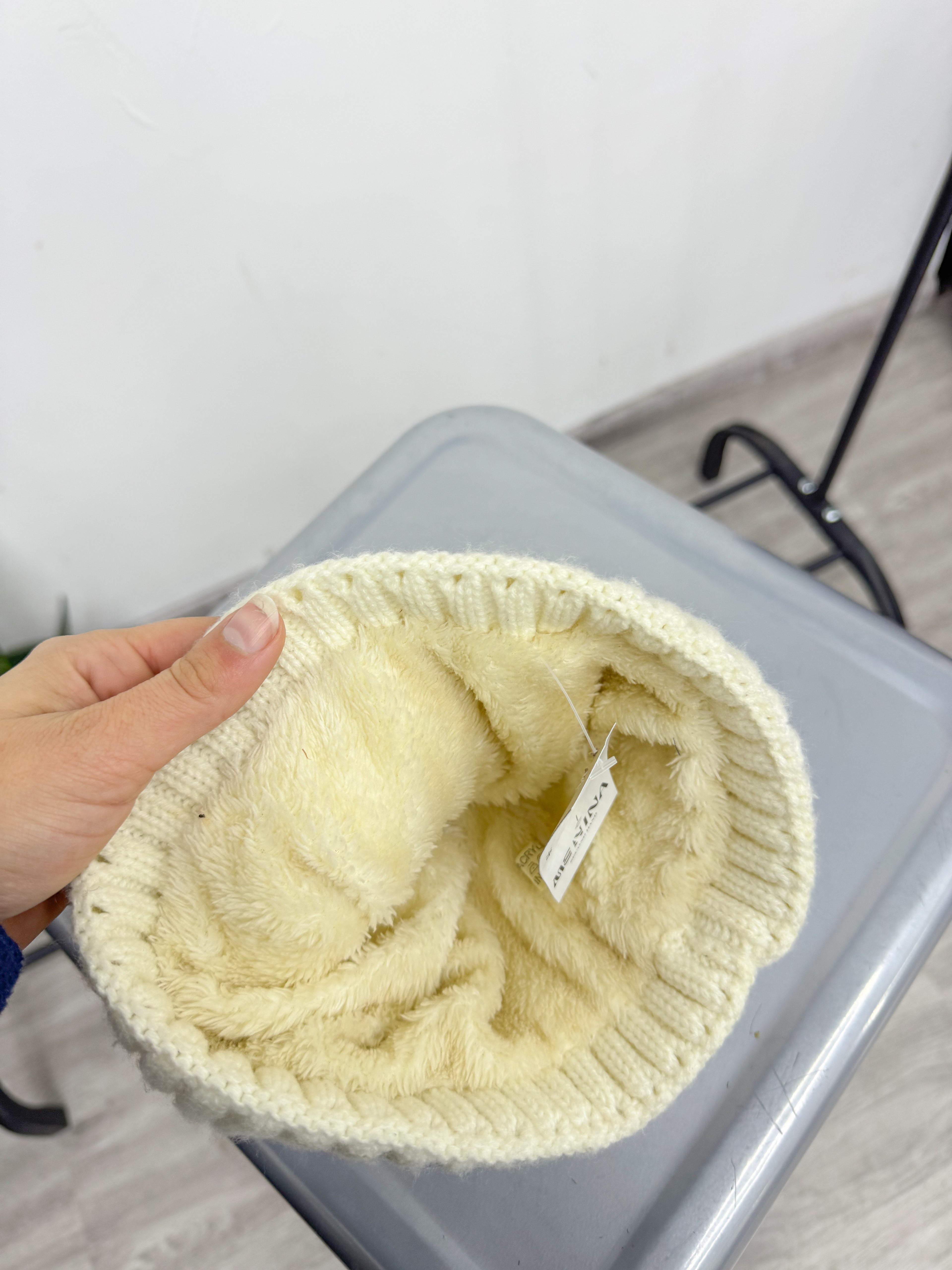Gorro beige con peluchito por dentro