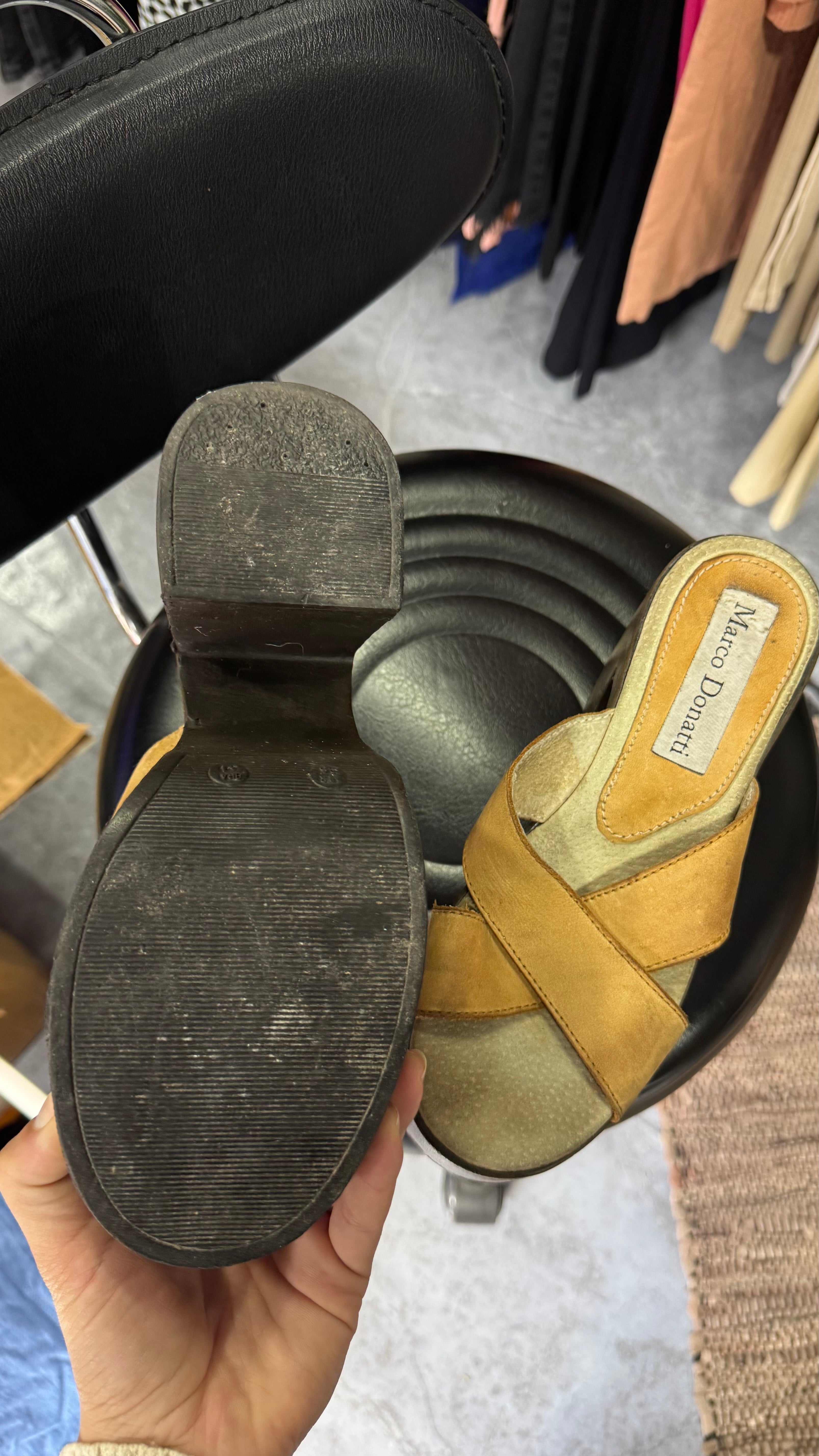 Sandalias Marco Donatti beige de cuero