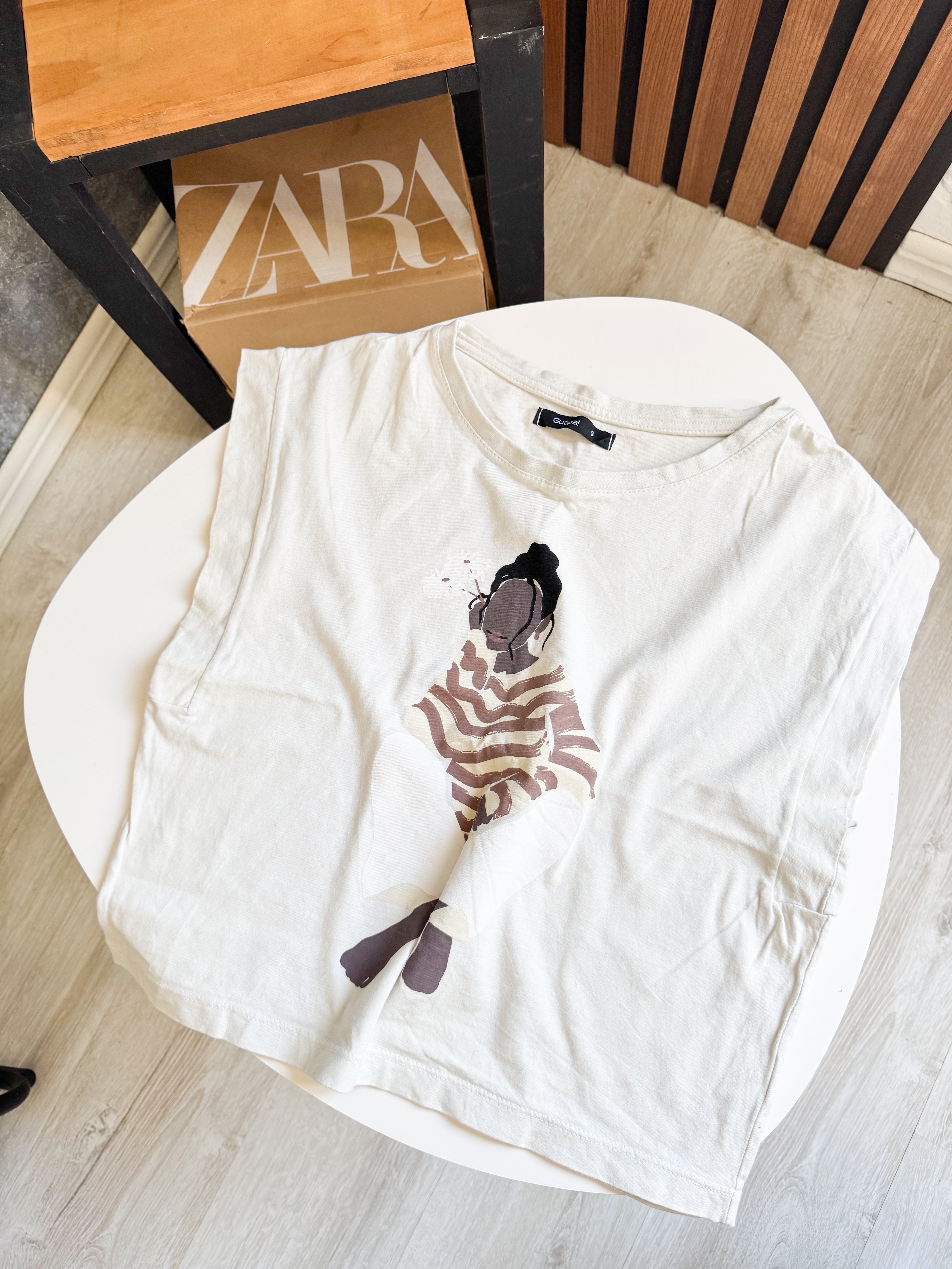 Remerita beige con diseño