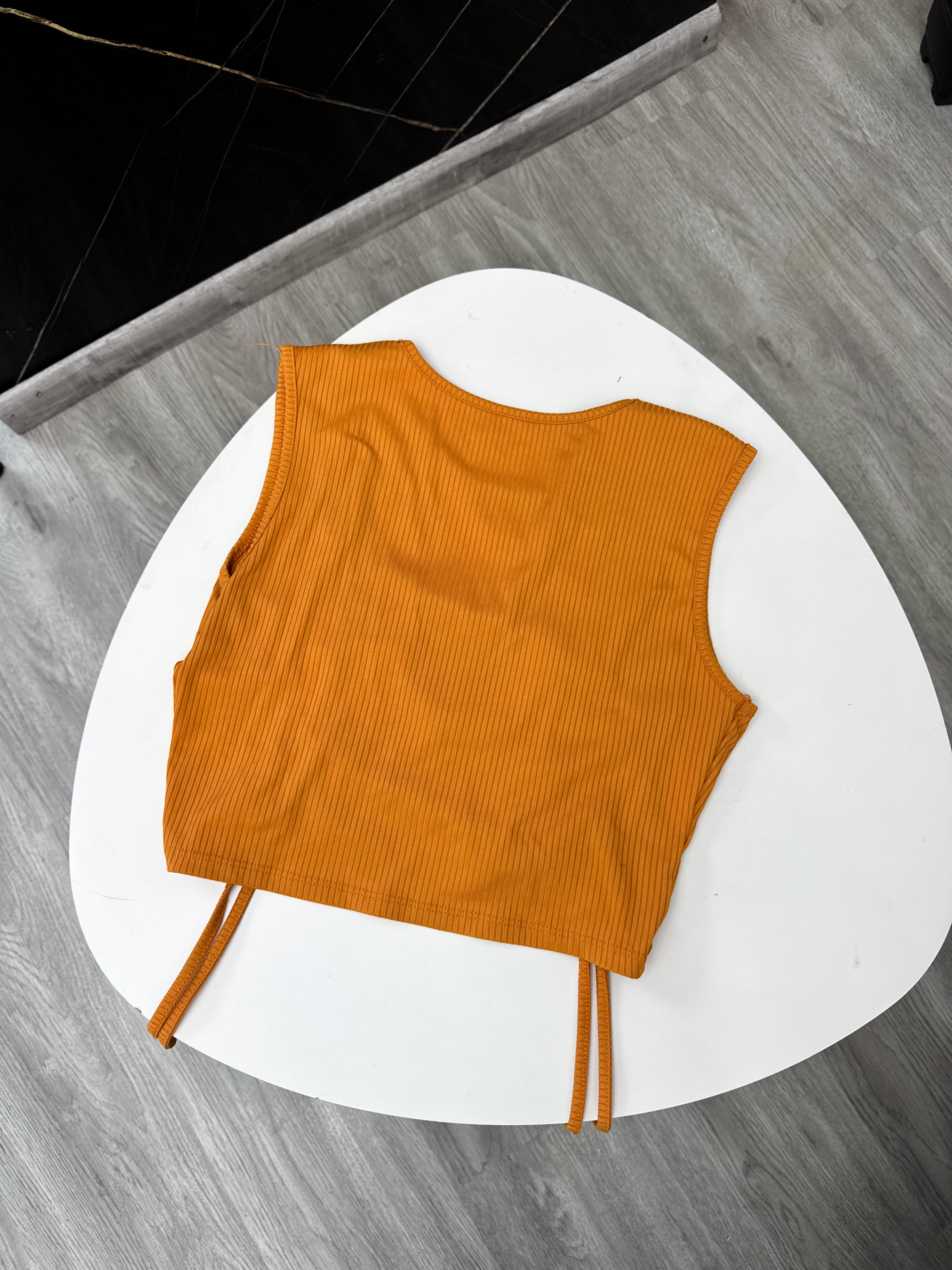 Top naranja con tiras