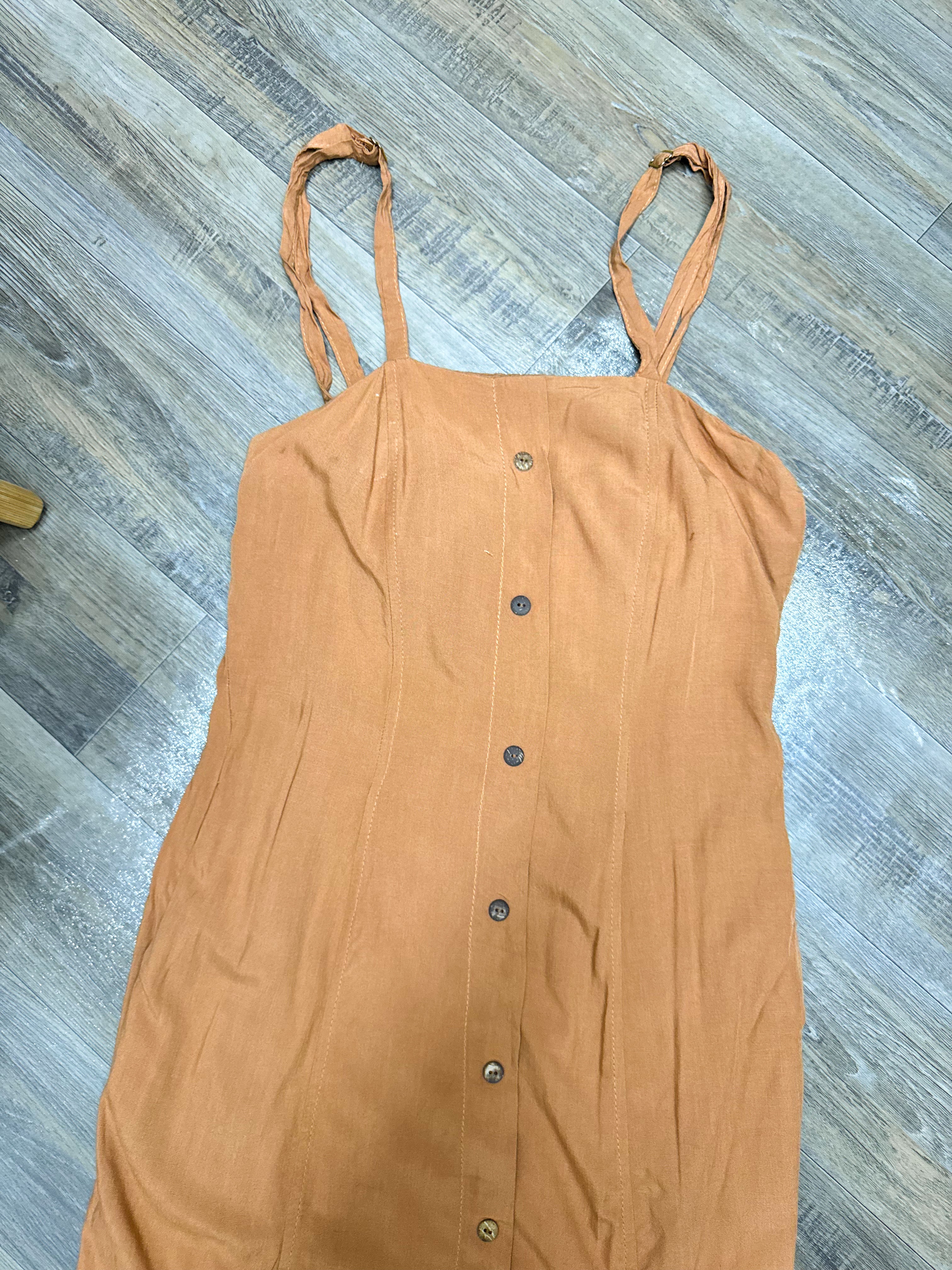 Vestido marrón con botones