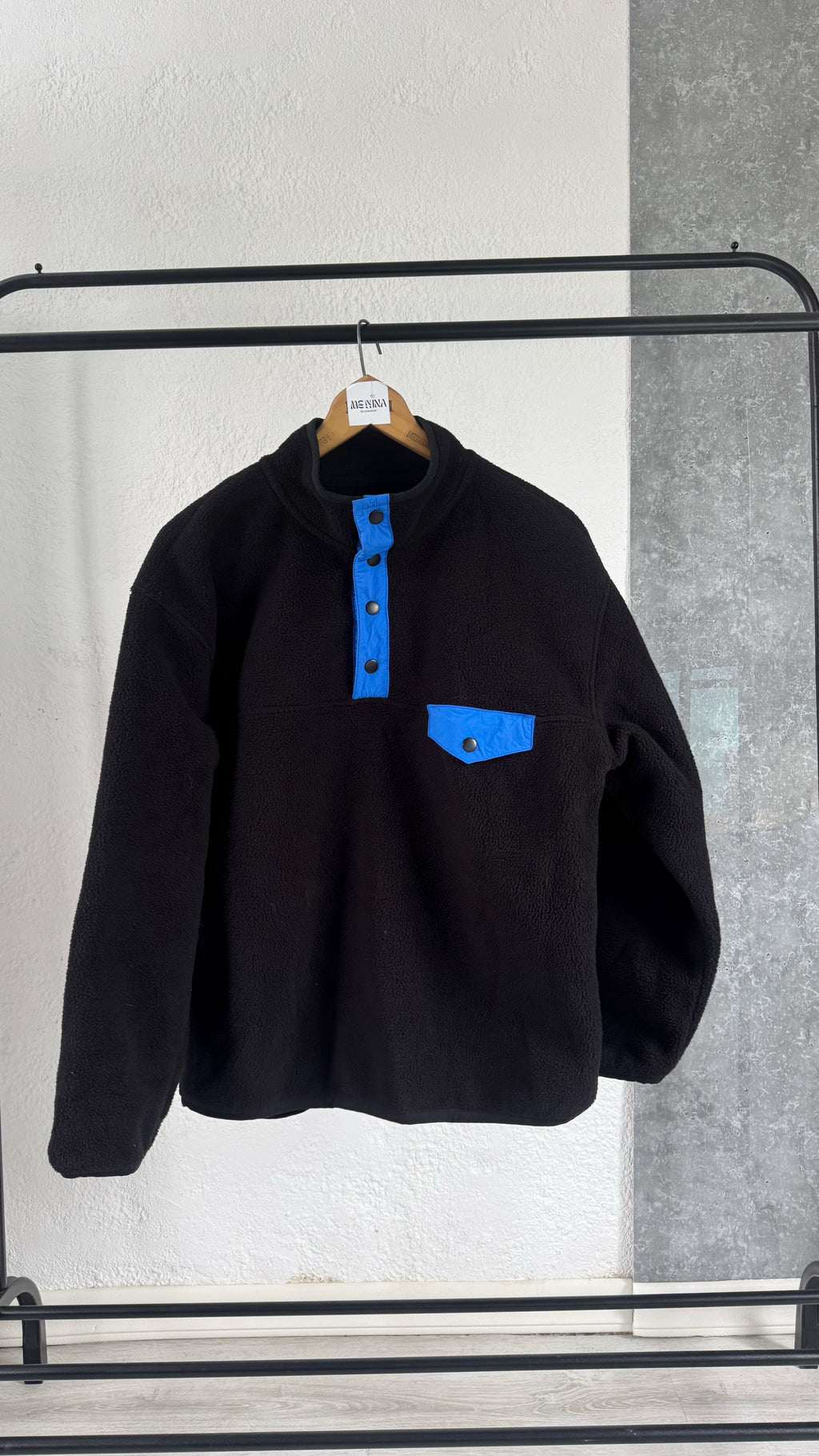 Buzo peluche negro y azul