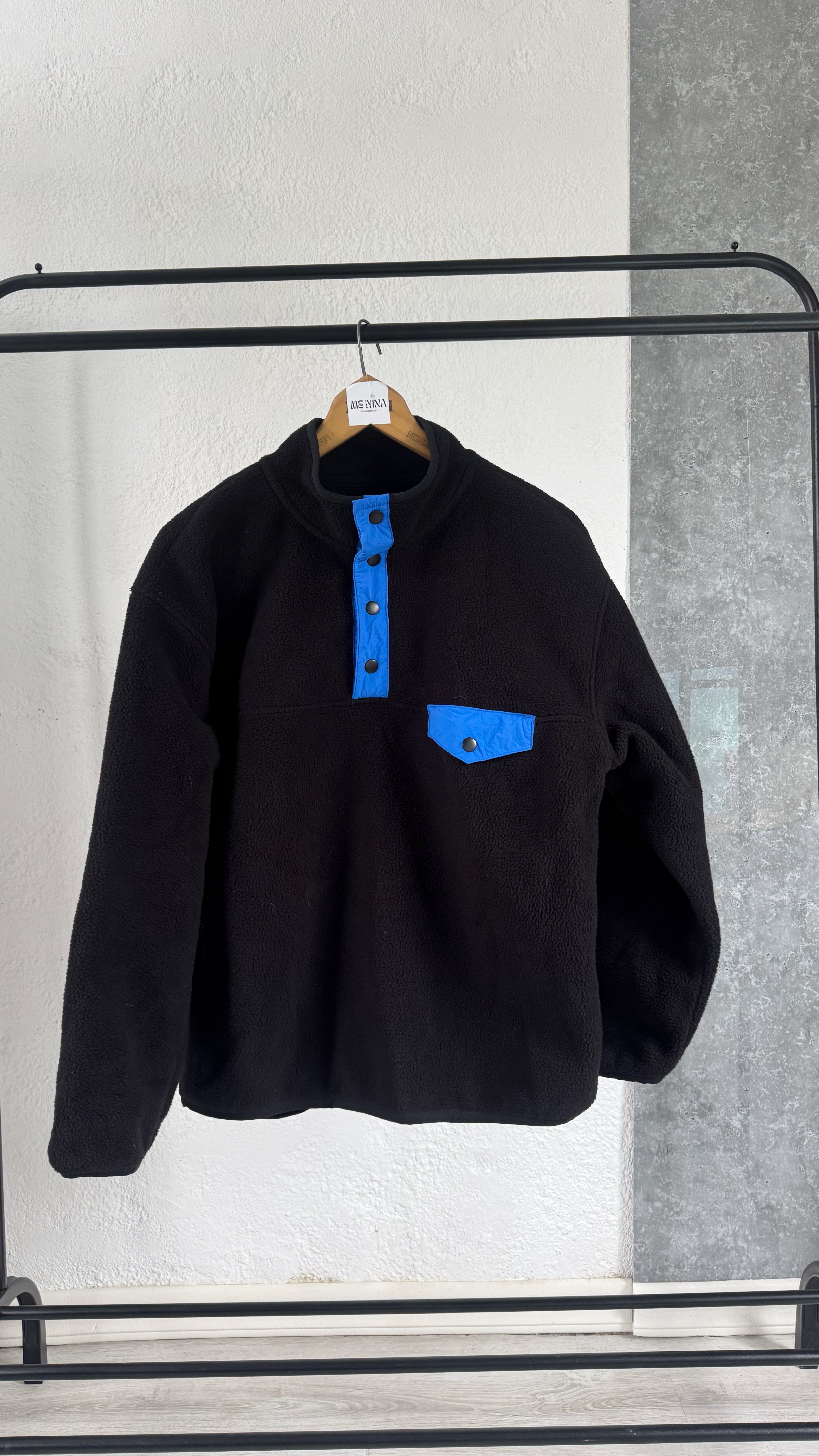 Buzo peluche negro y azul