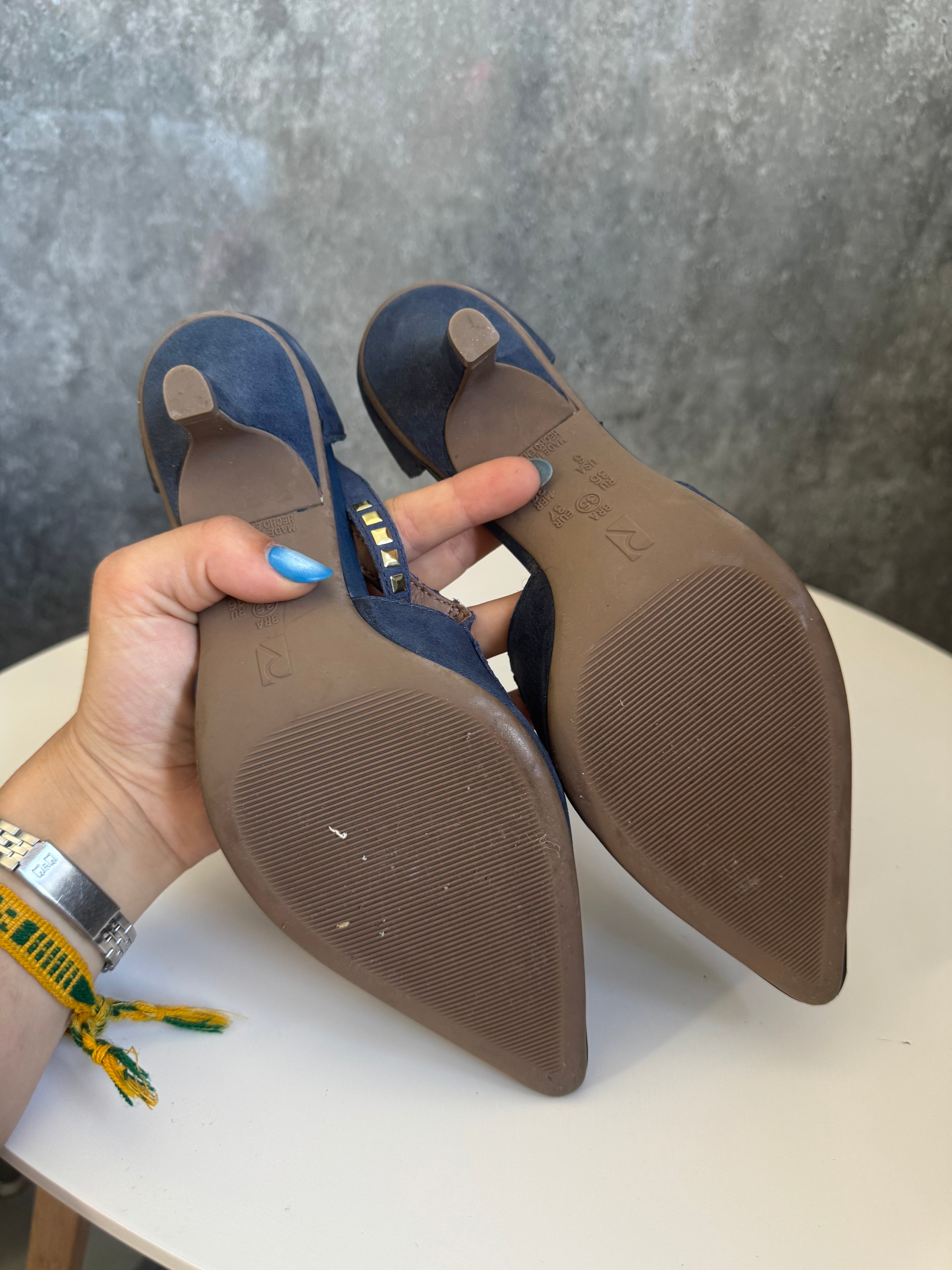 Tacos sandalias nuevas azules de gamuza con tachas