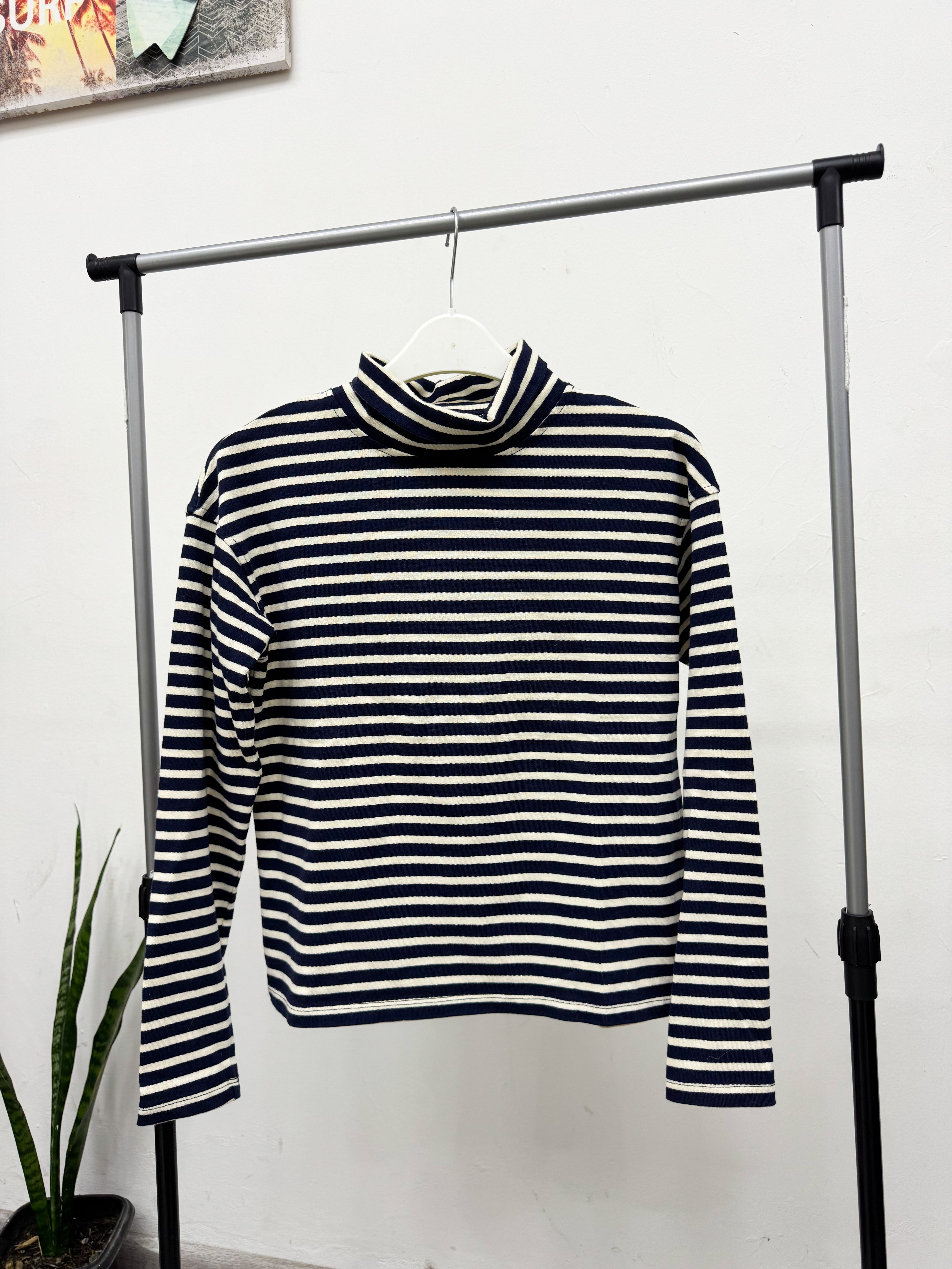 Polera a rayas azul y blanca
