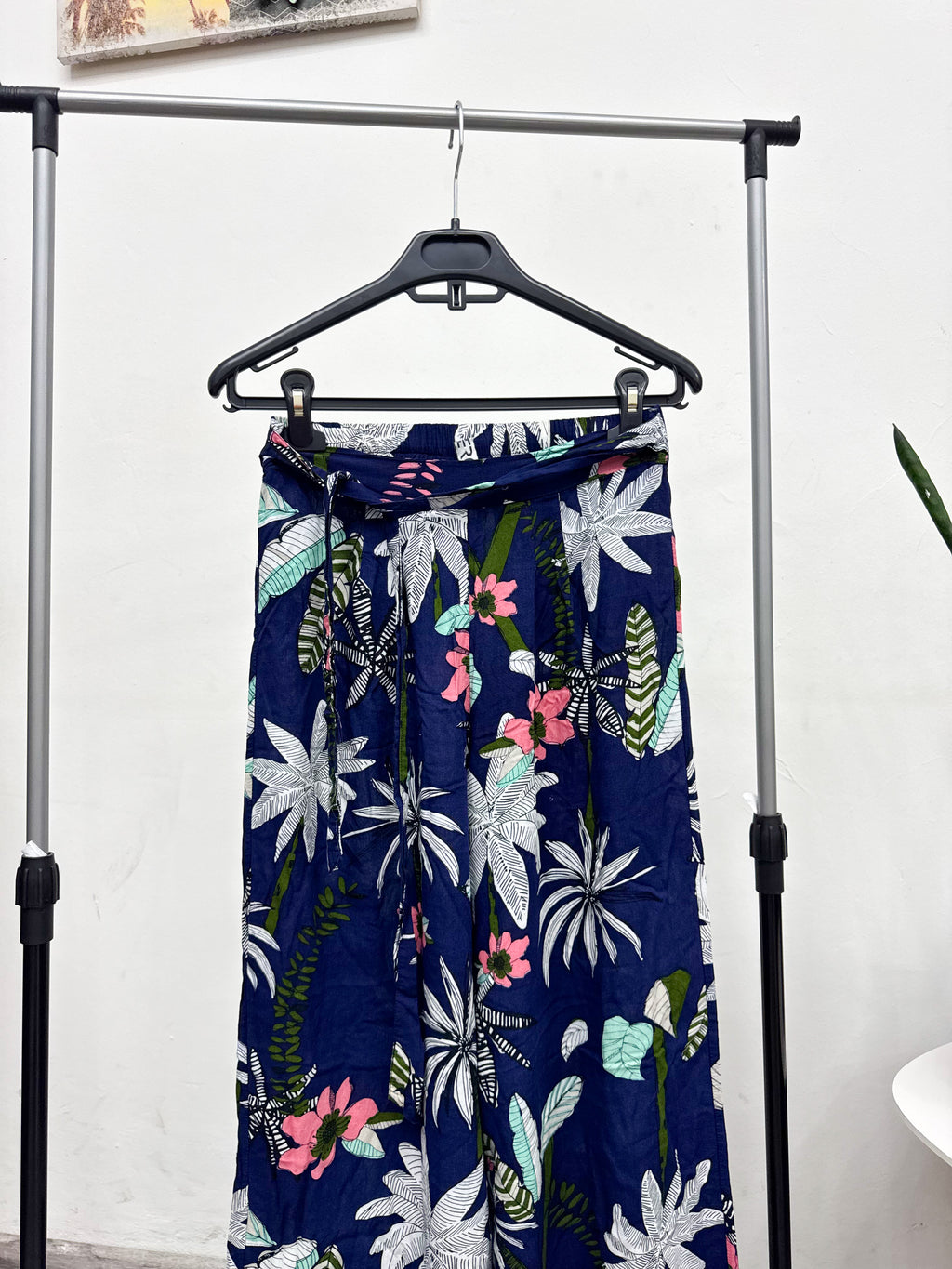 Pantalón suelto y fresco azul con flores