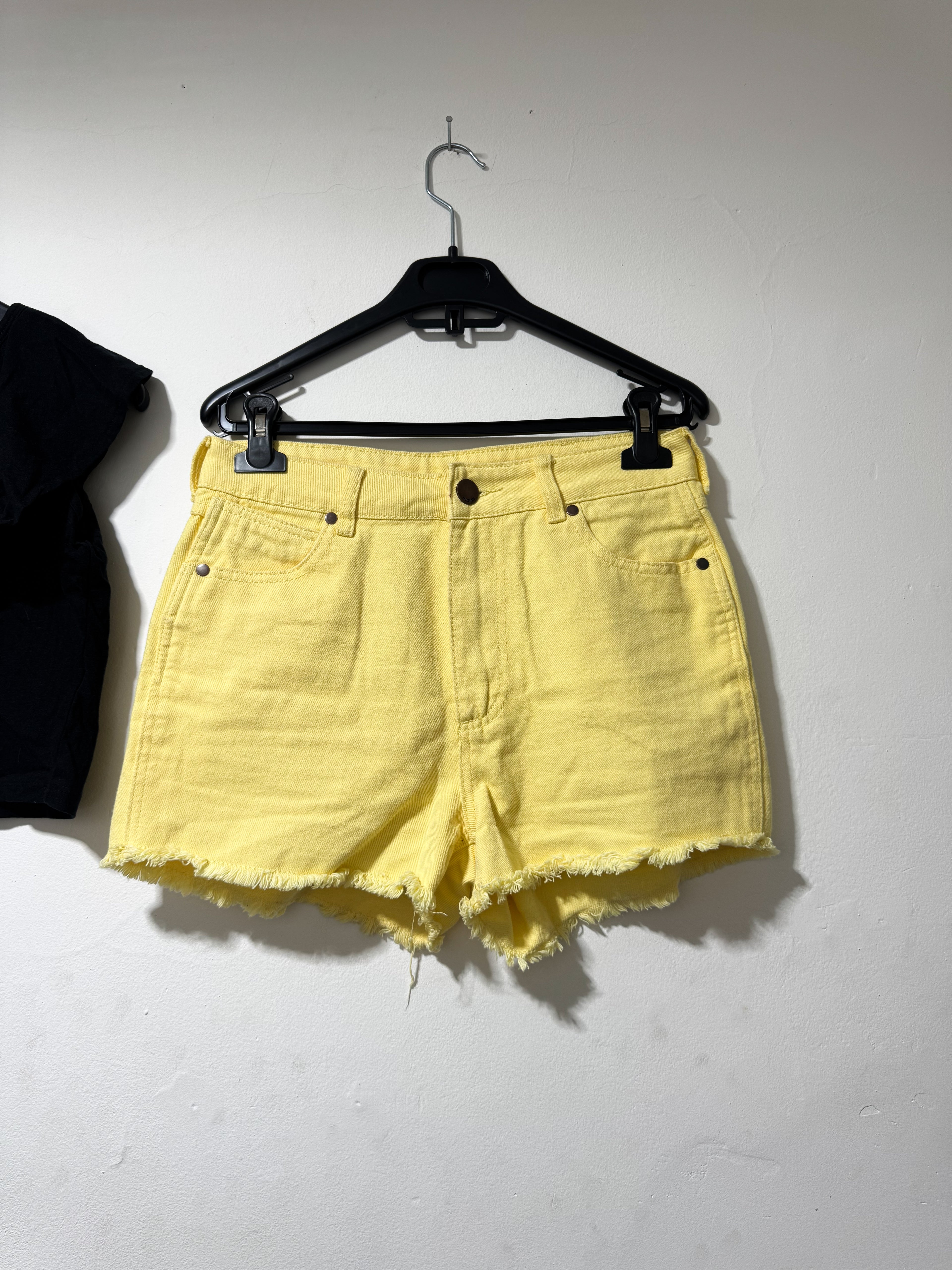 Short amarillo Indian