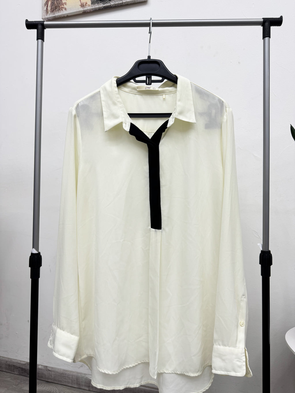 Camisa larguita blanca con cuello negro