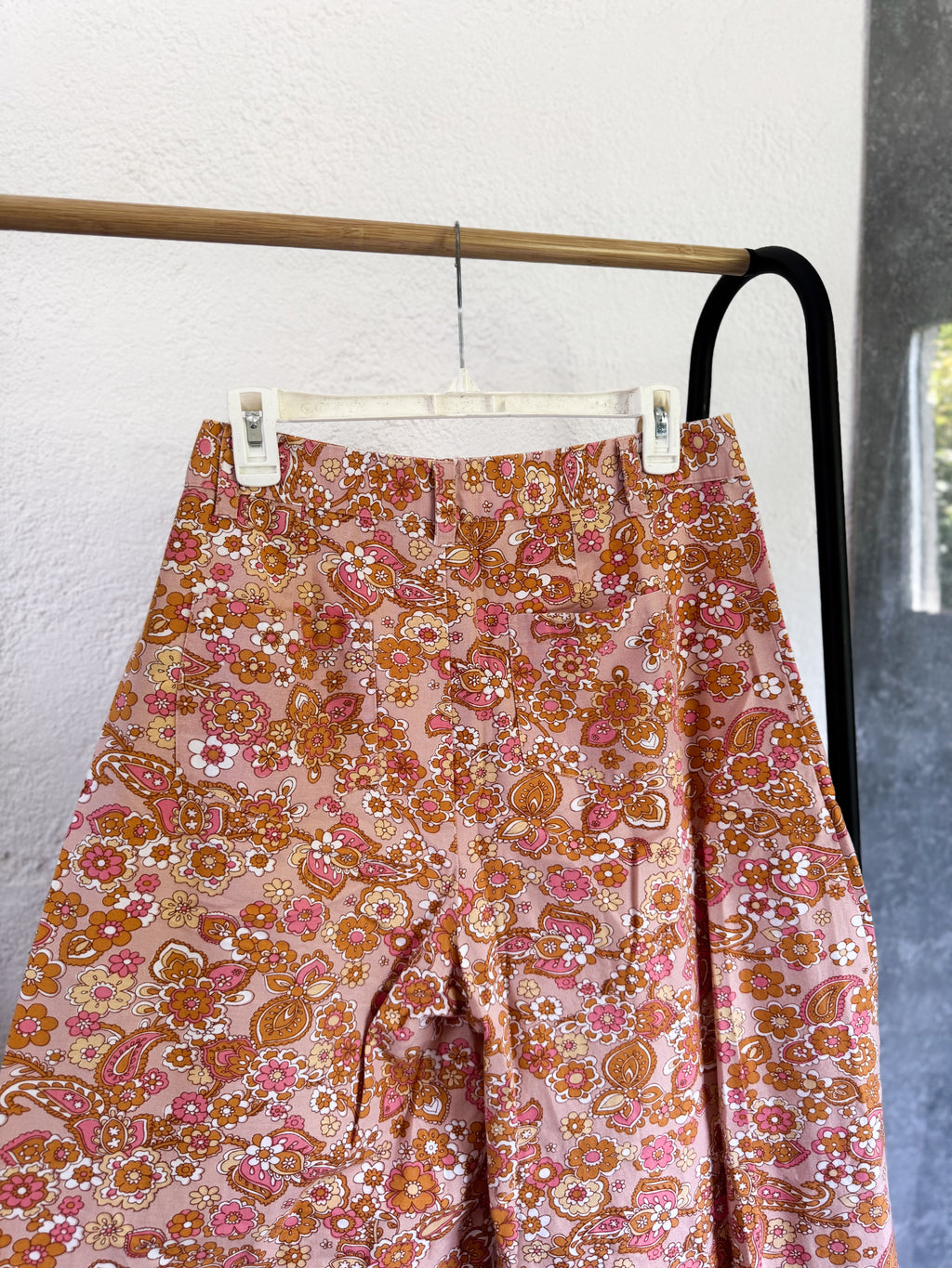 Pantalón floreado de Indian