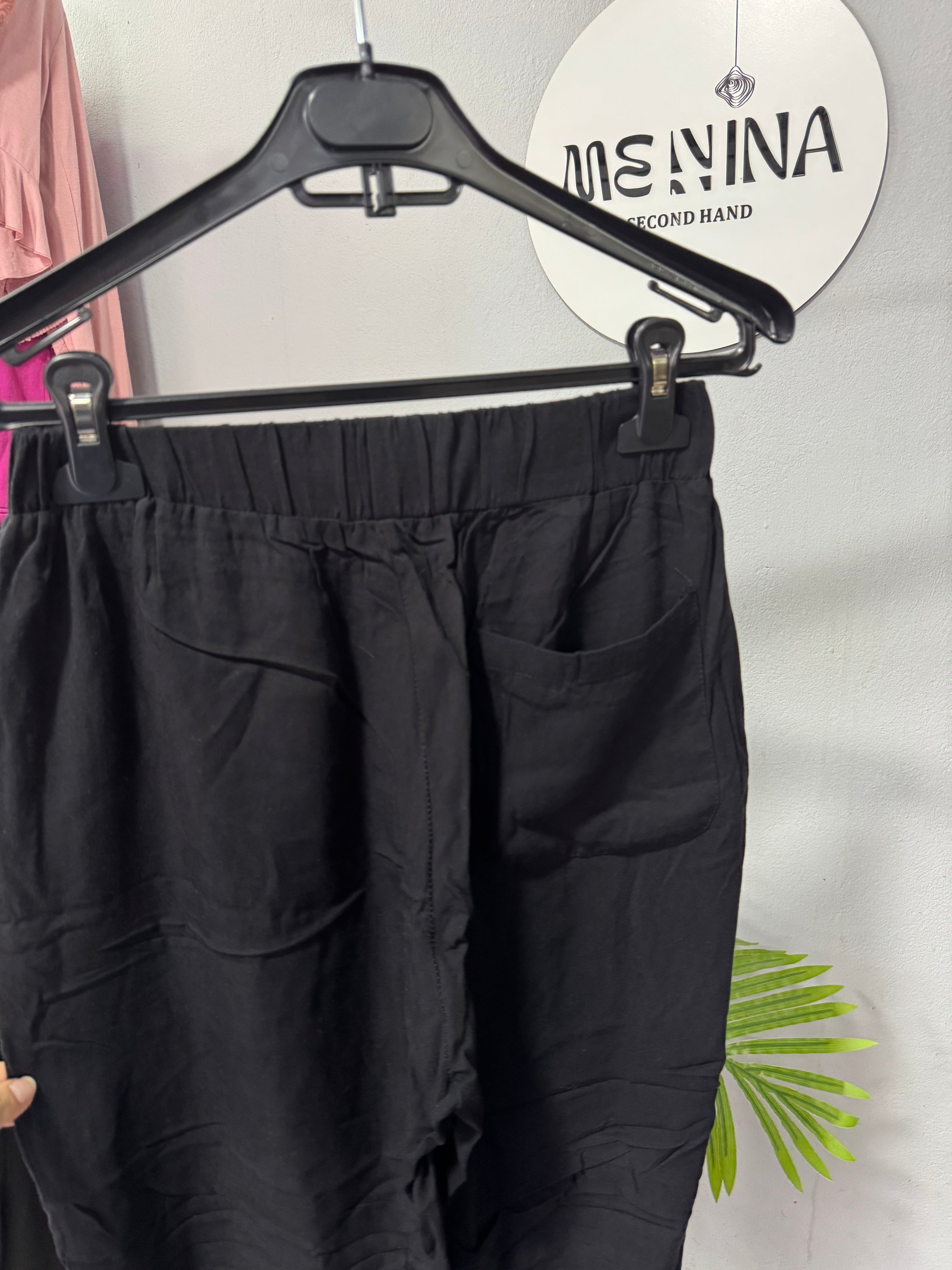 Pantalón negro con puños y bolsillos