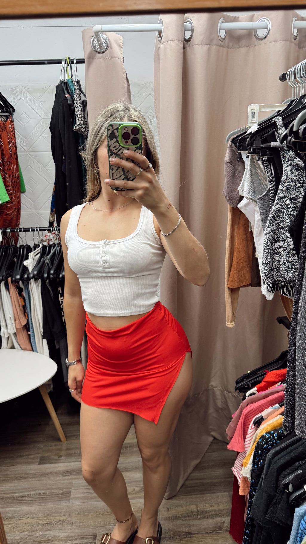 Pollera roja con abertura