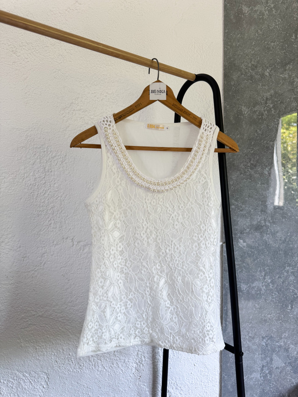 Musculosa blanca con perlas