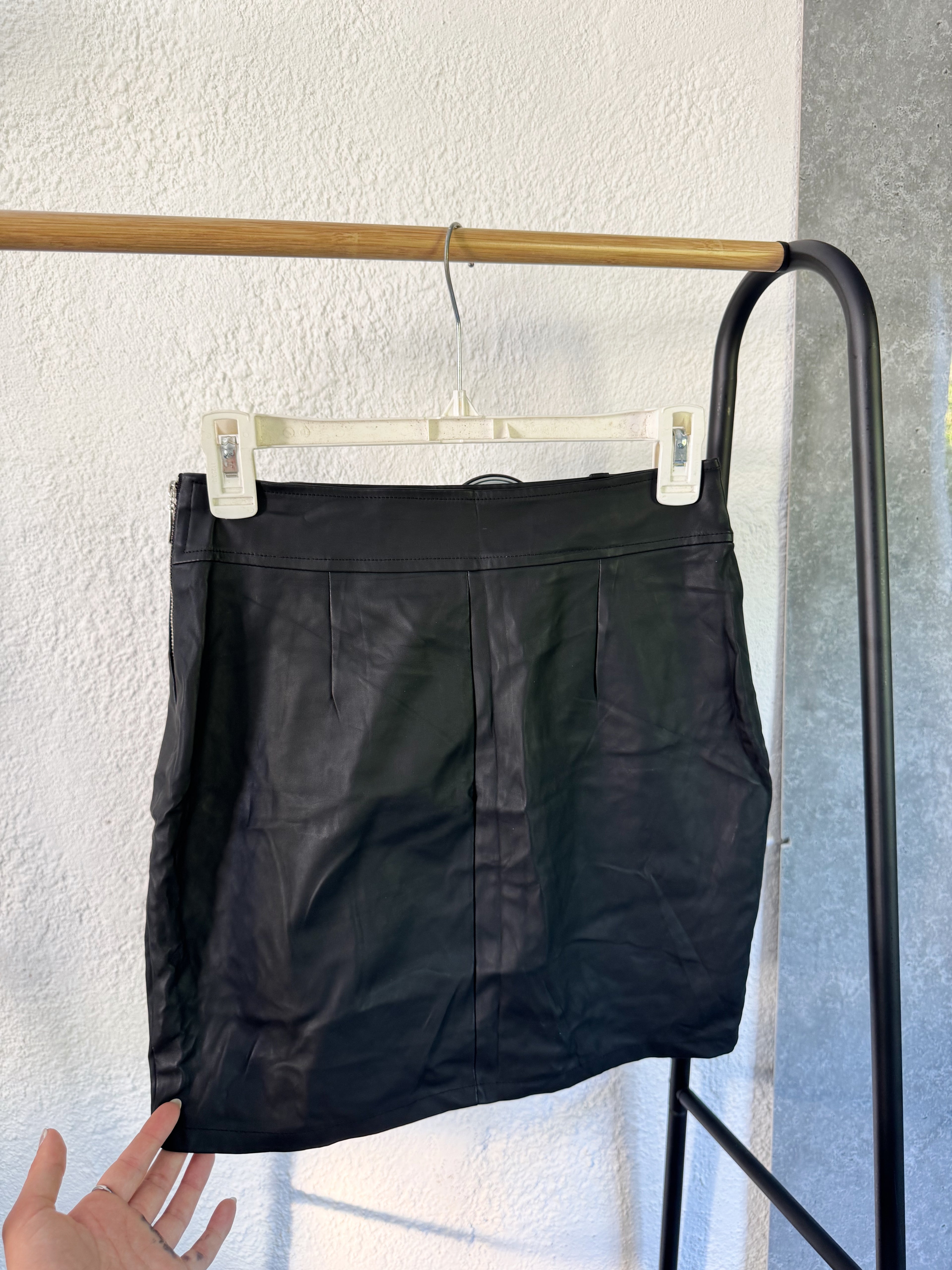 Pollera eco cuero negra con cinto