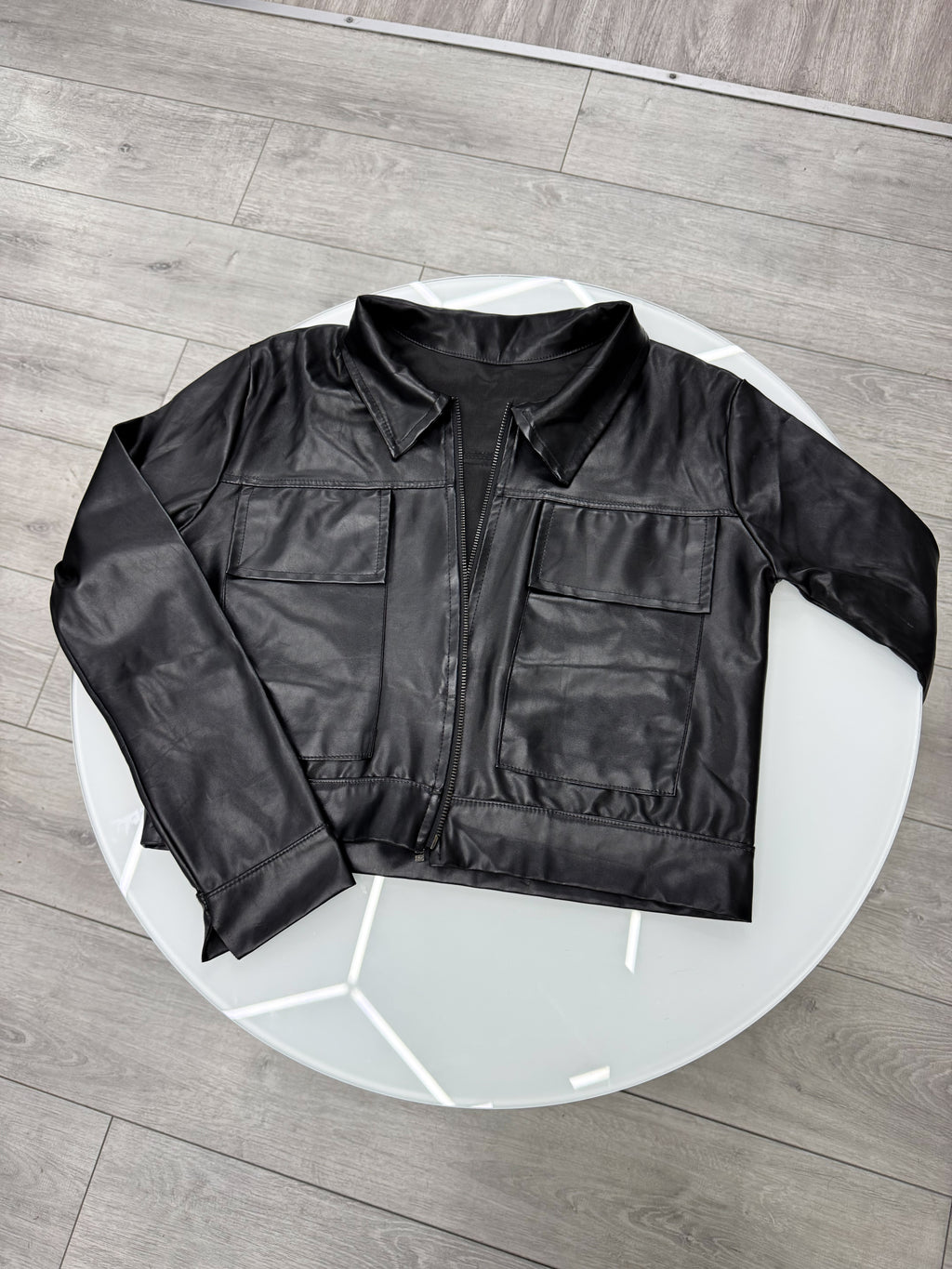Chaqueta eco cuero negra crop con cierre