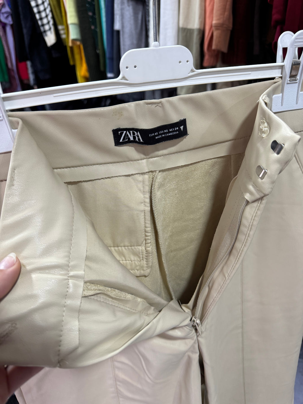 Pantalón cuerina beige ZARA