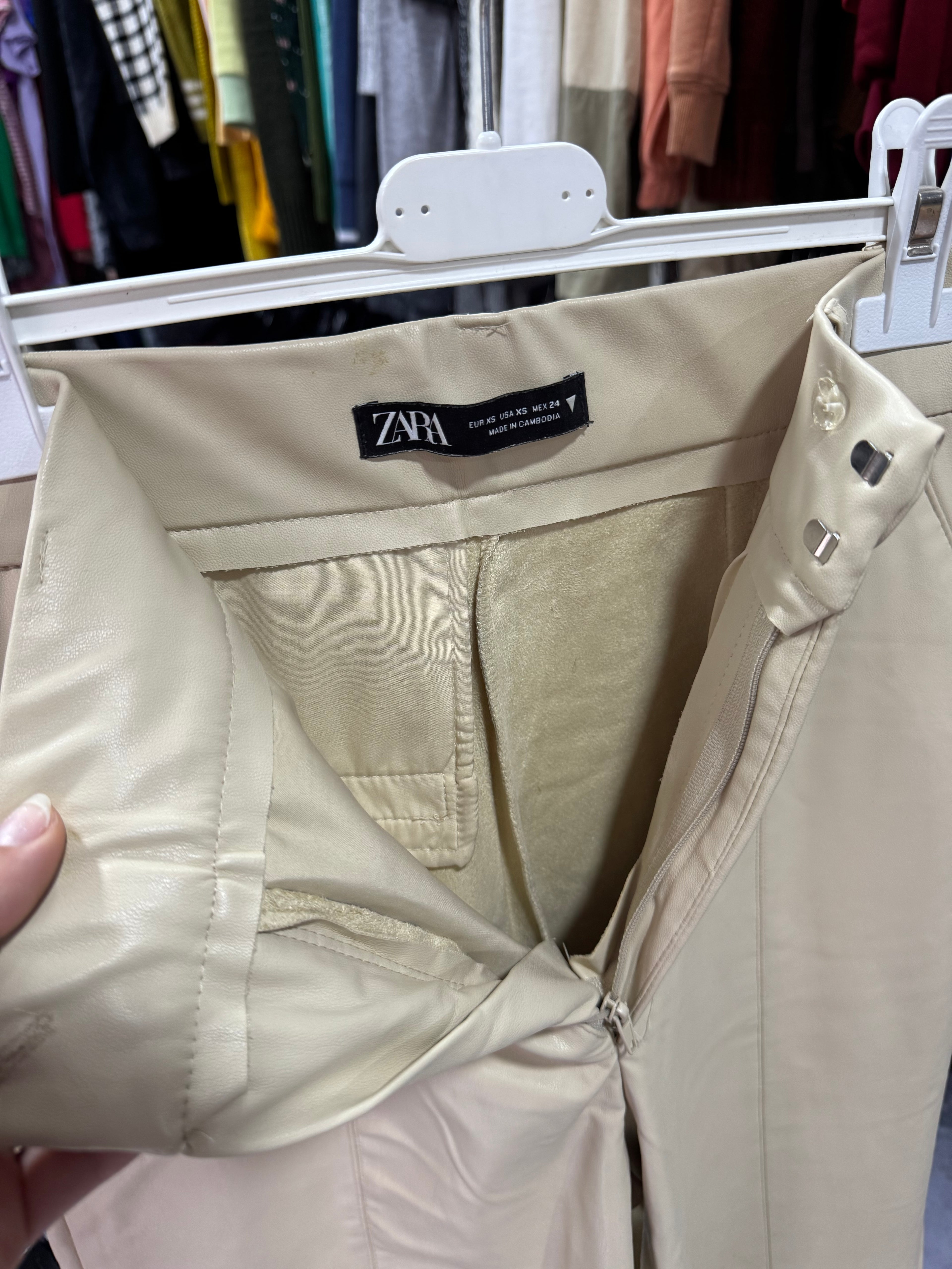 Pantalón cuerina beige ZARA