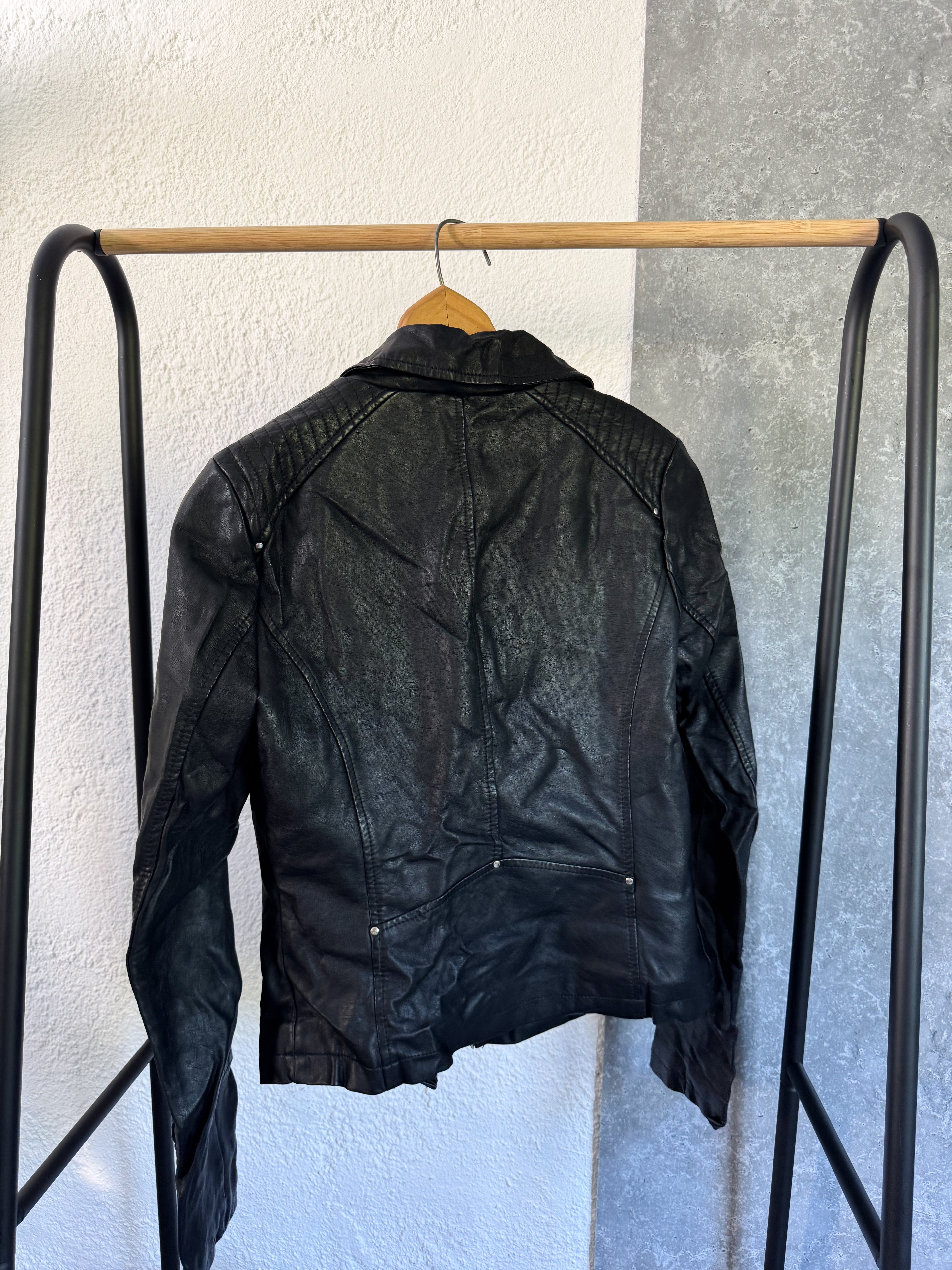 Campera de eco cuero ONLY