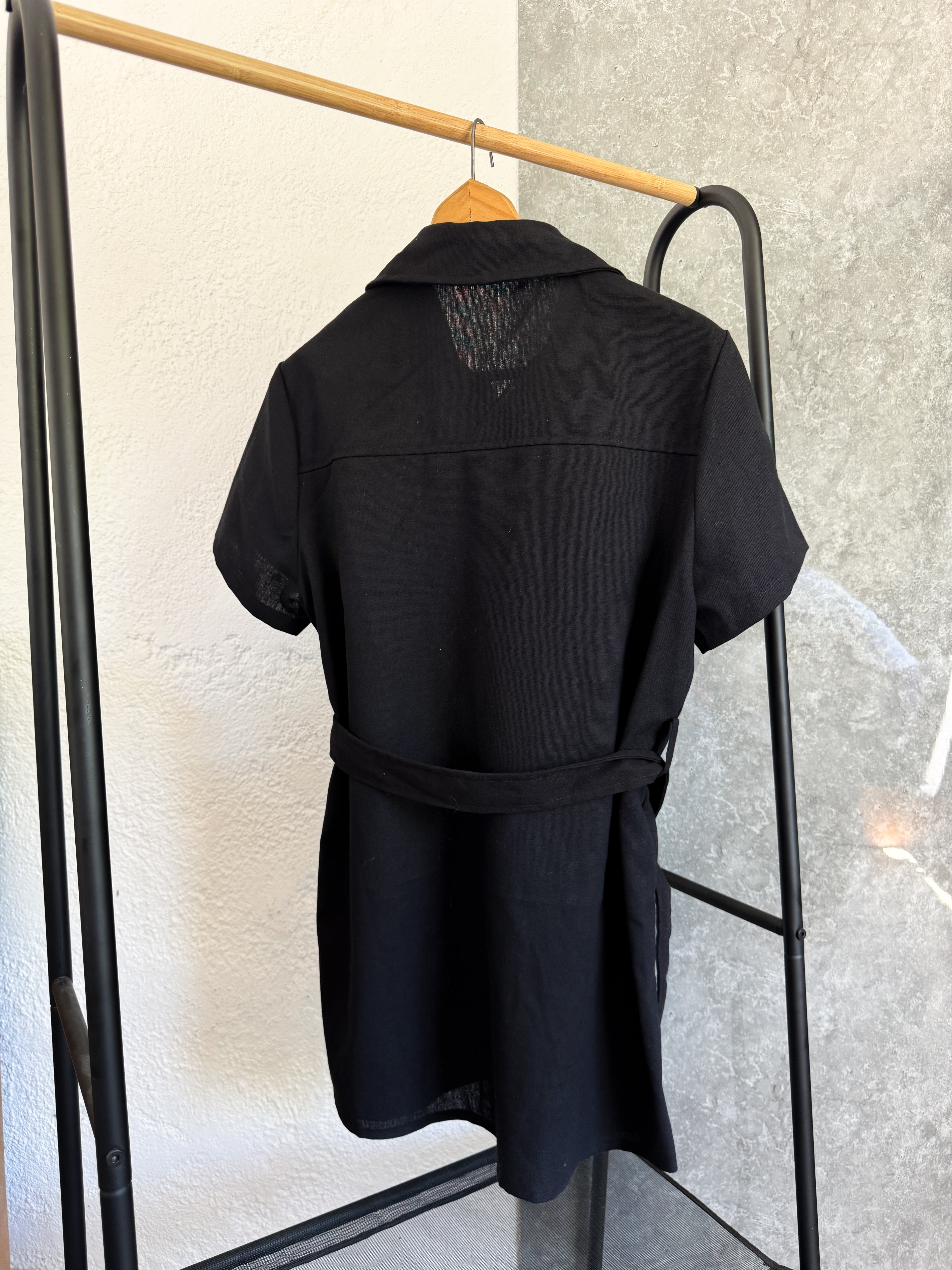 Vestido negro con botones y lazo