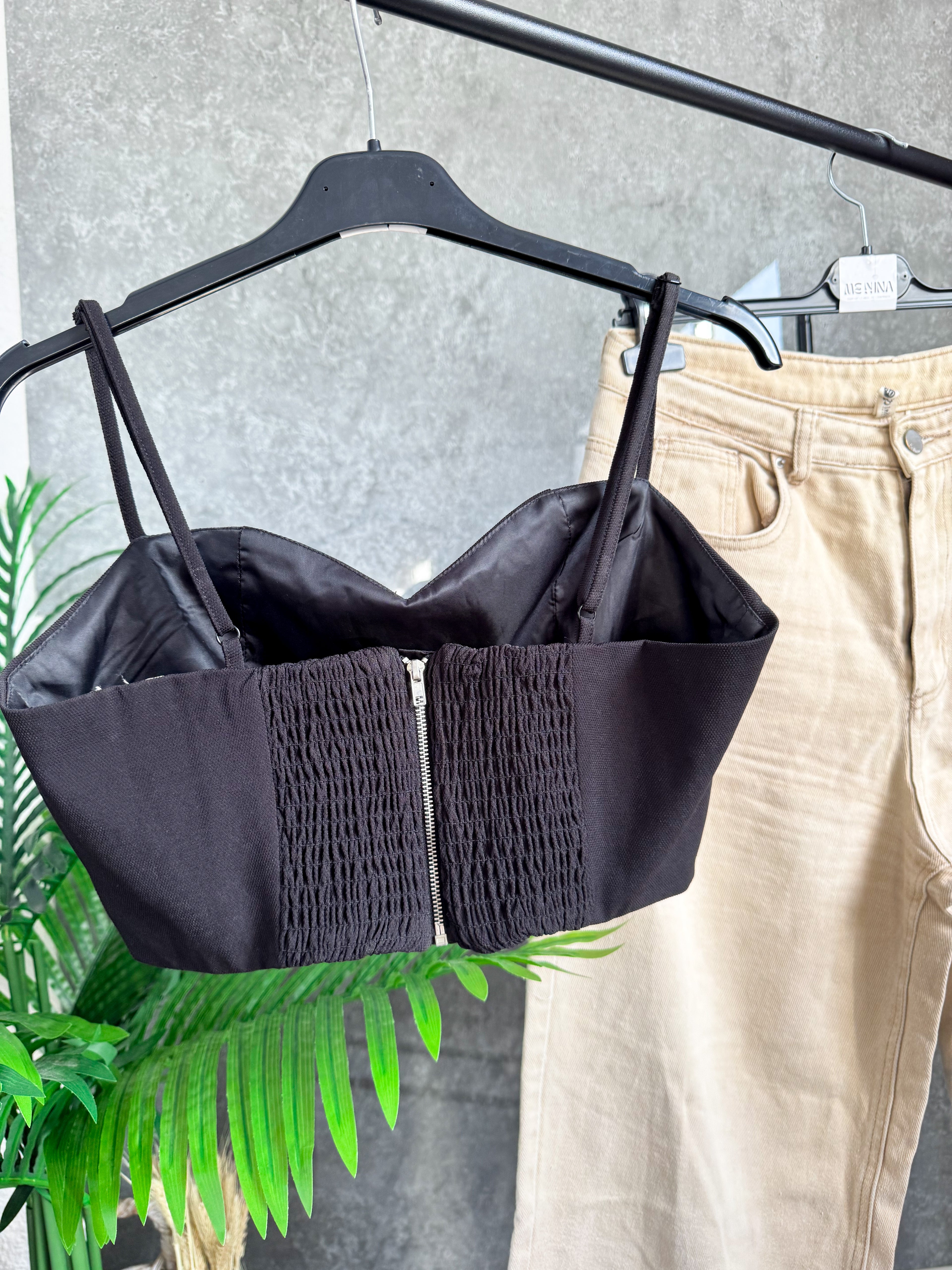 Top negro con cierre atrás