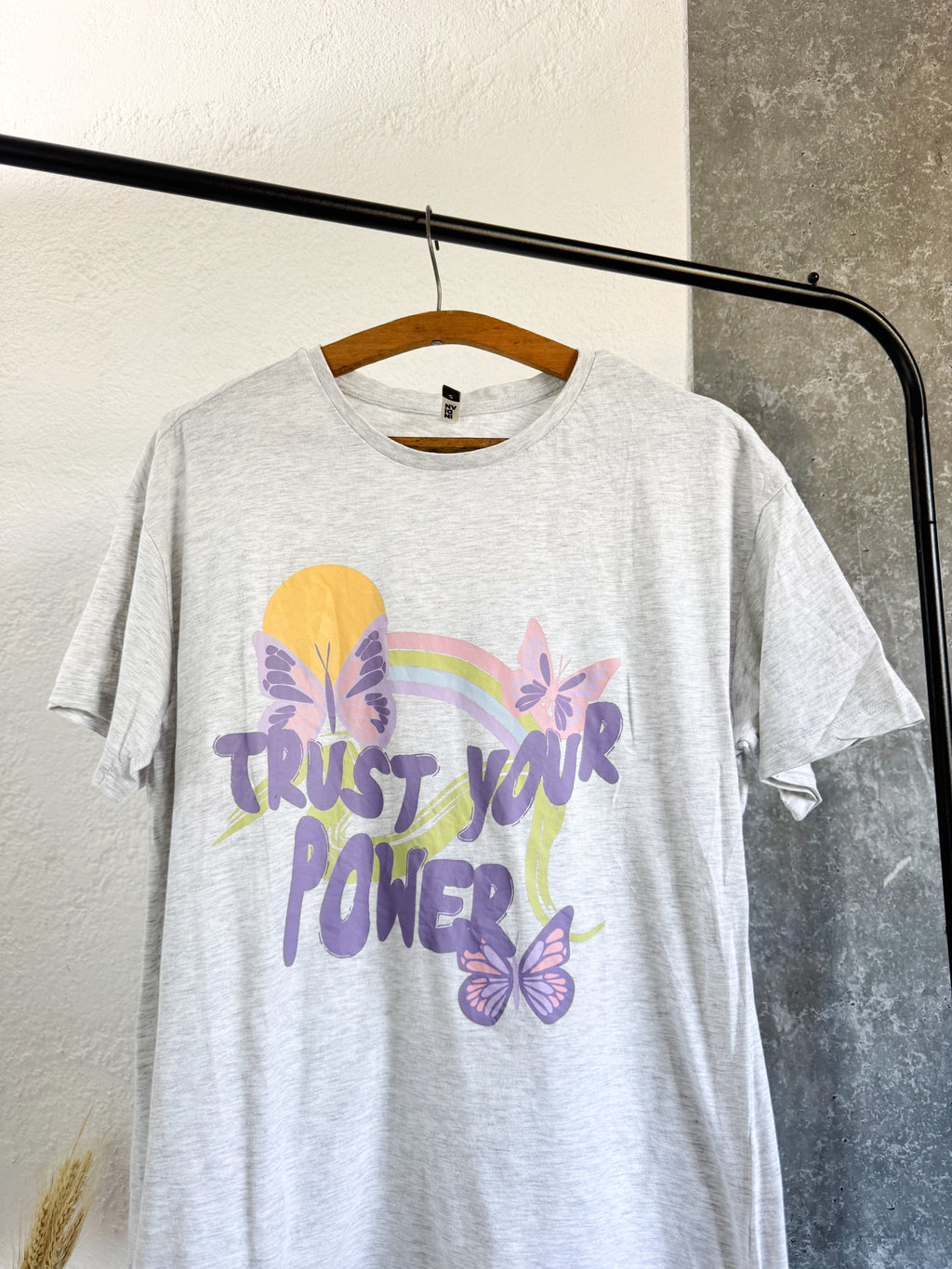 Remera gris INDIAN con frase