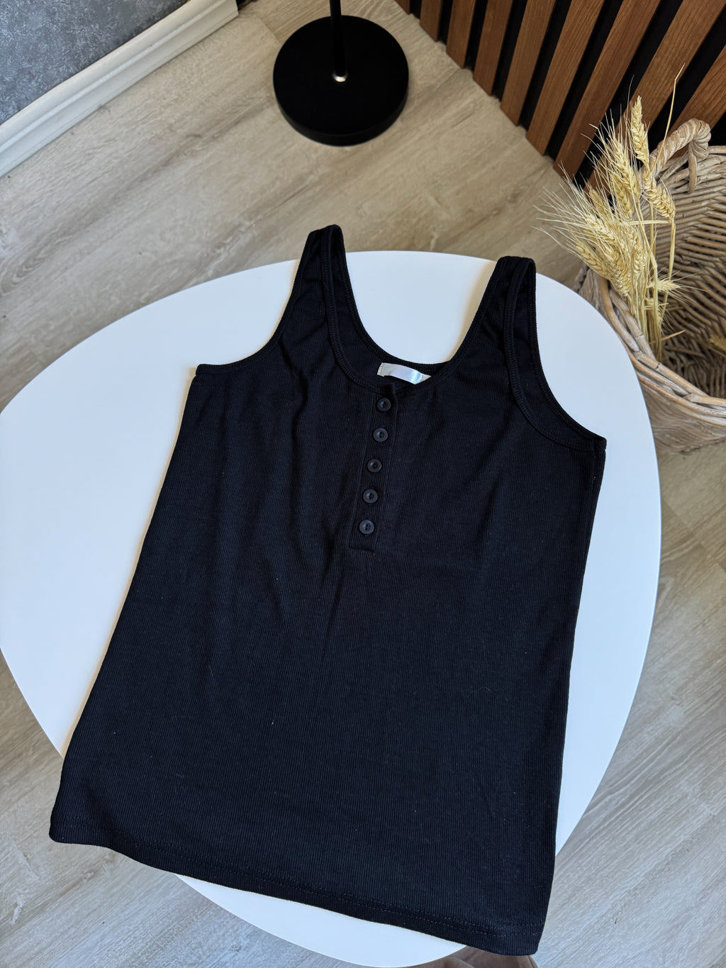 Musculosa negra con botones adelante
