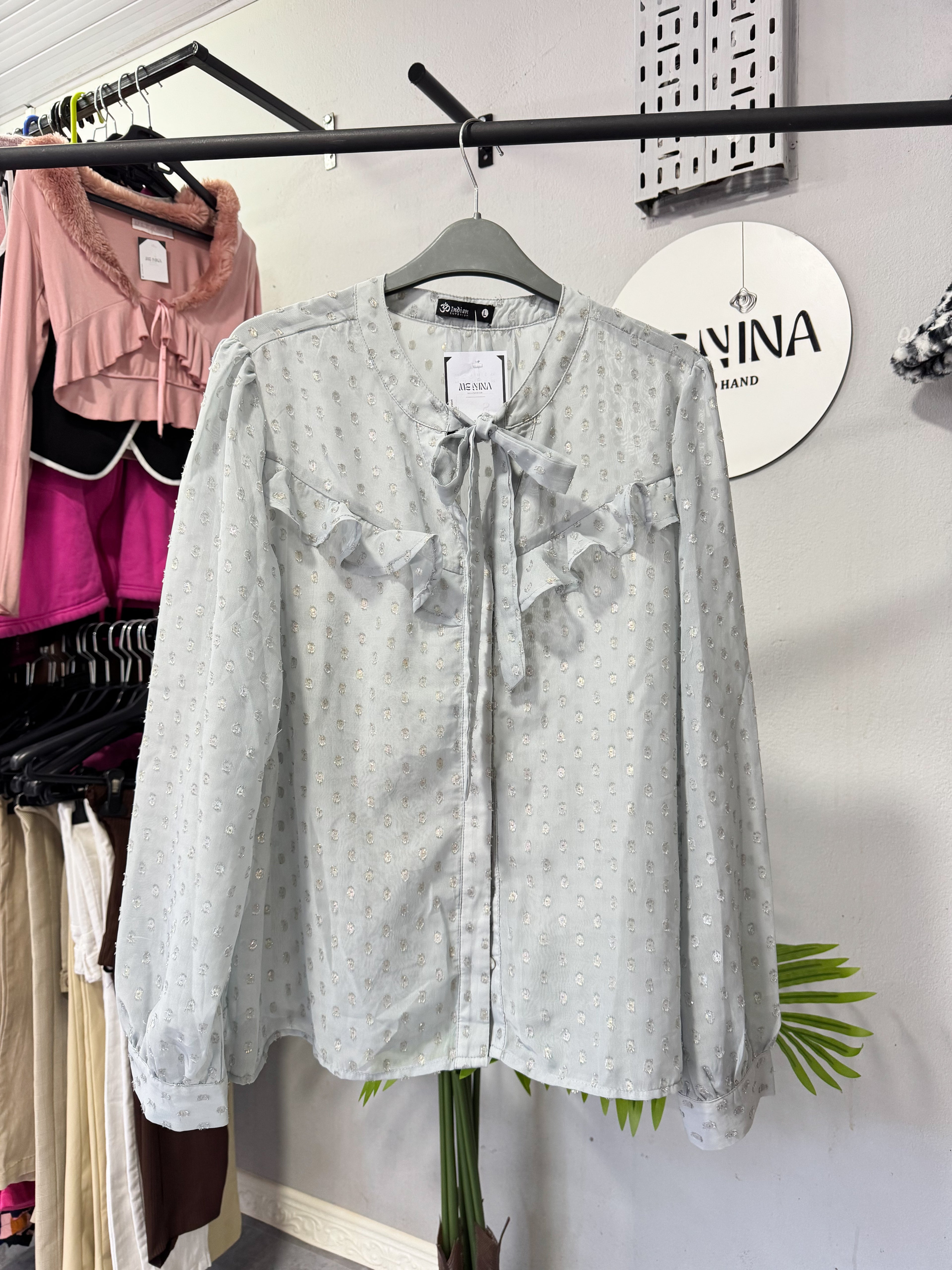 Camisa celeste con brillos