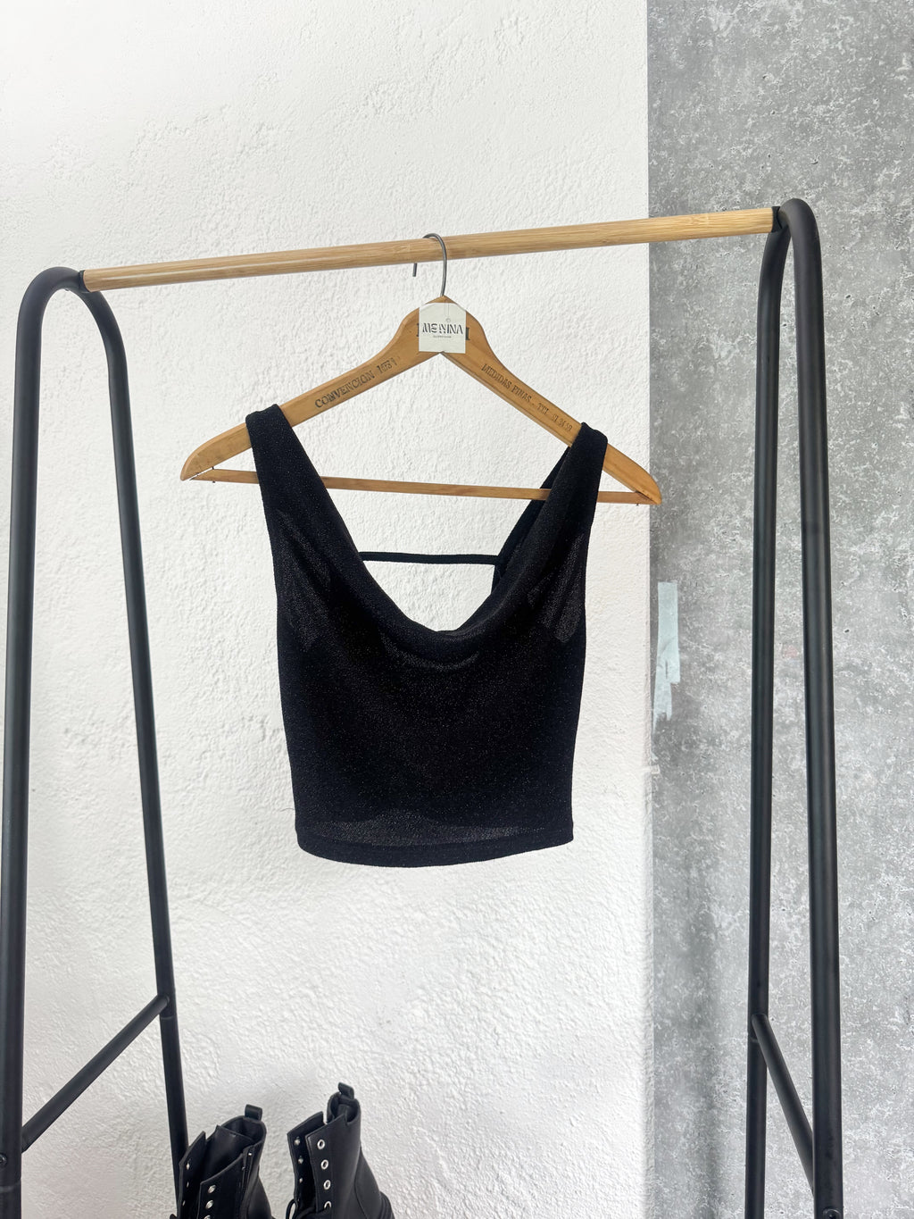 Top negro brilloso con cuello caído