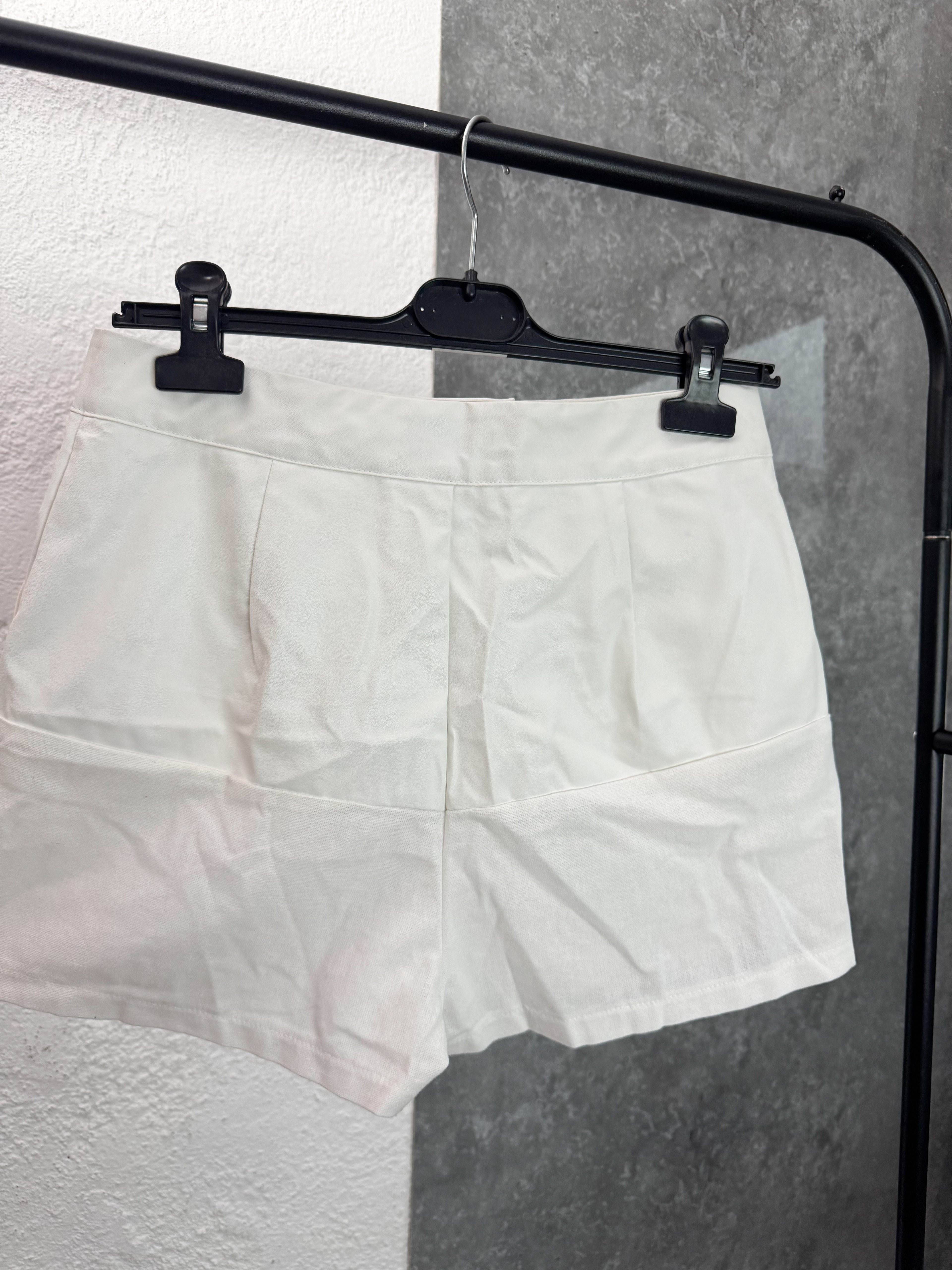 Short blanco cuerina y lino