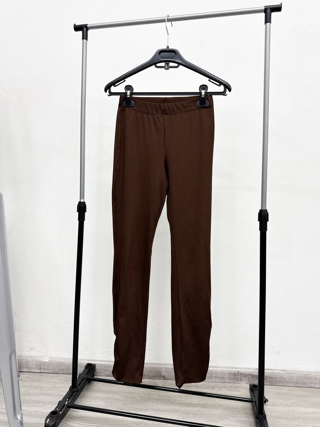 Pantalón marrón con frunce