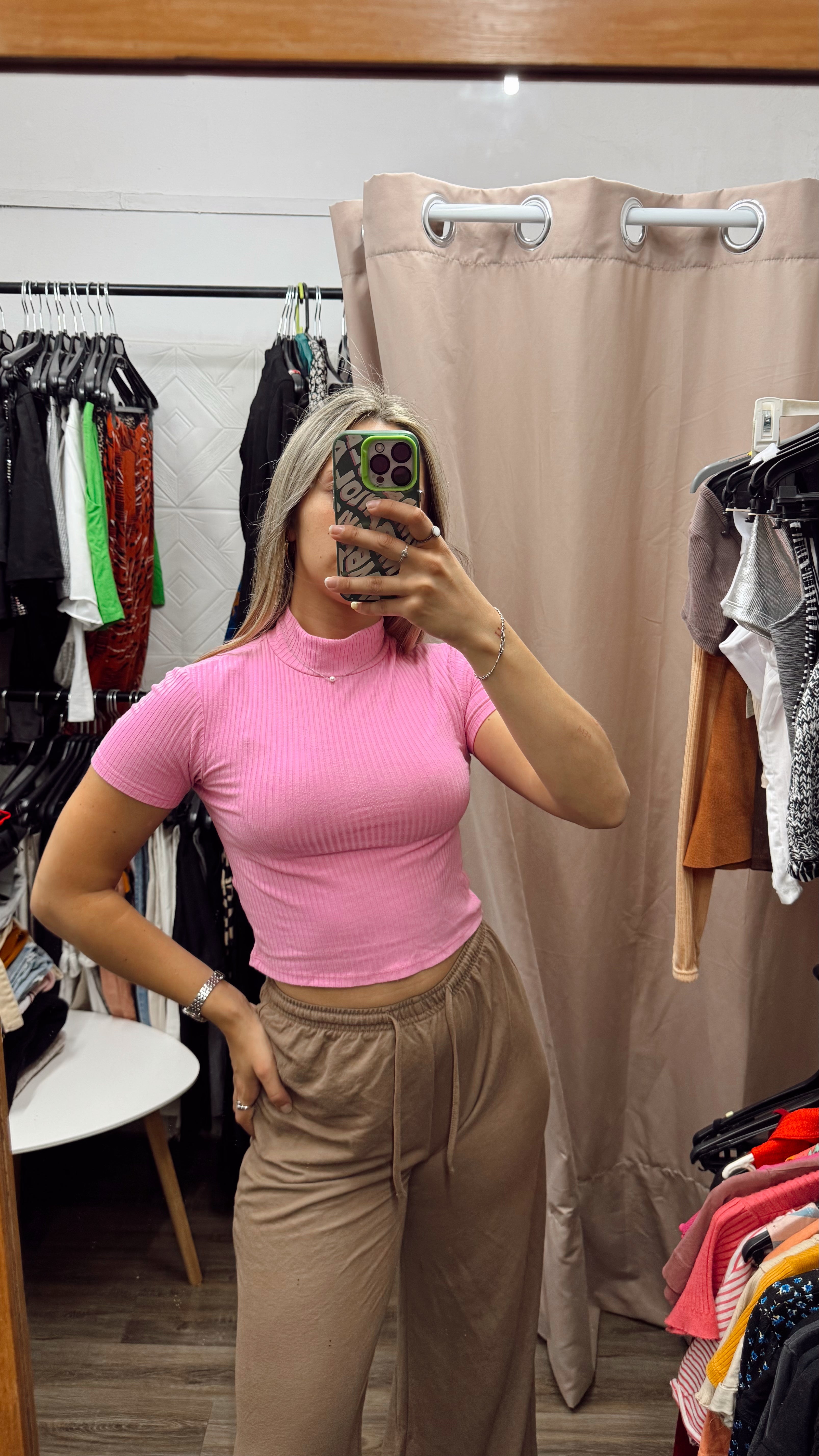 Remerita con cuello rosada