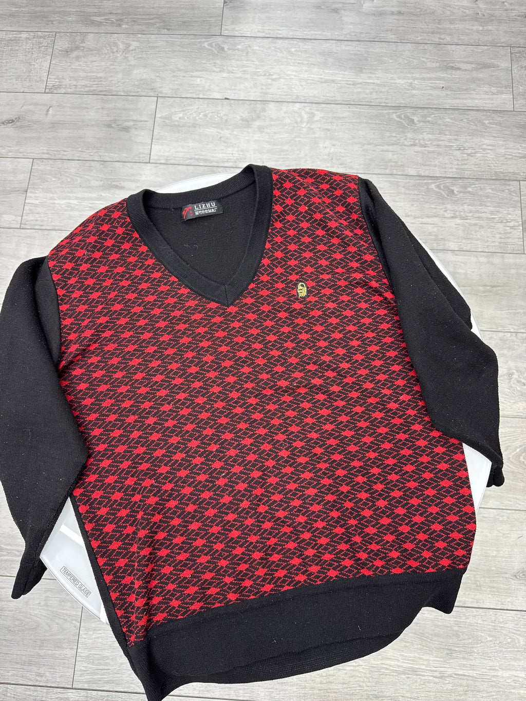 Buzo negro y rojo de hilo