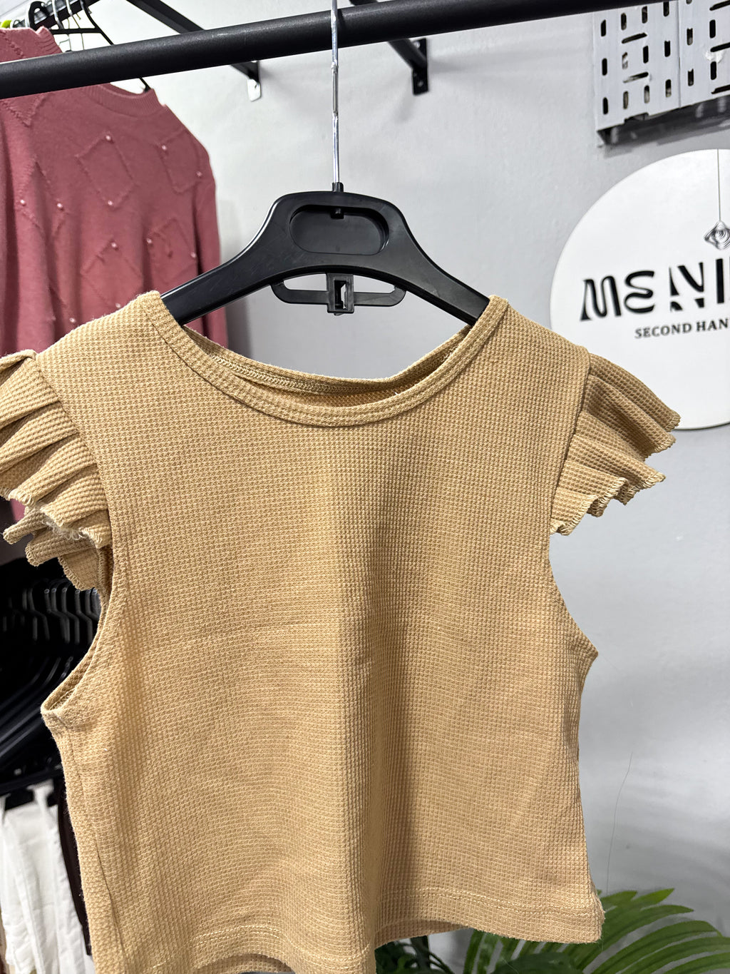 Top beige manga con volados