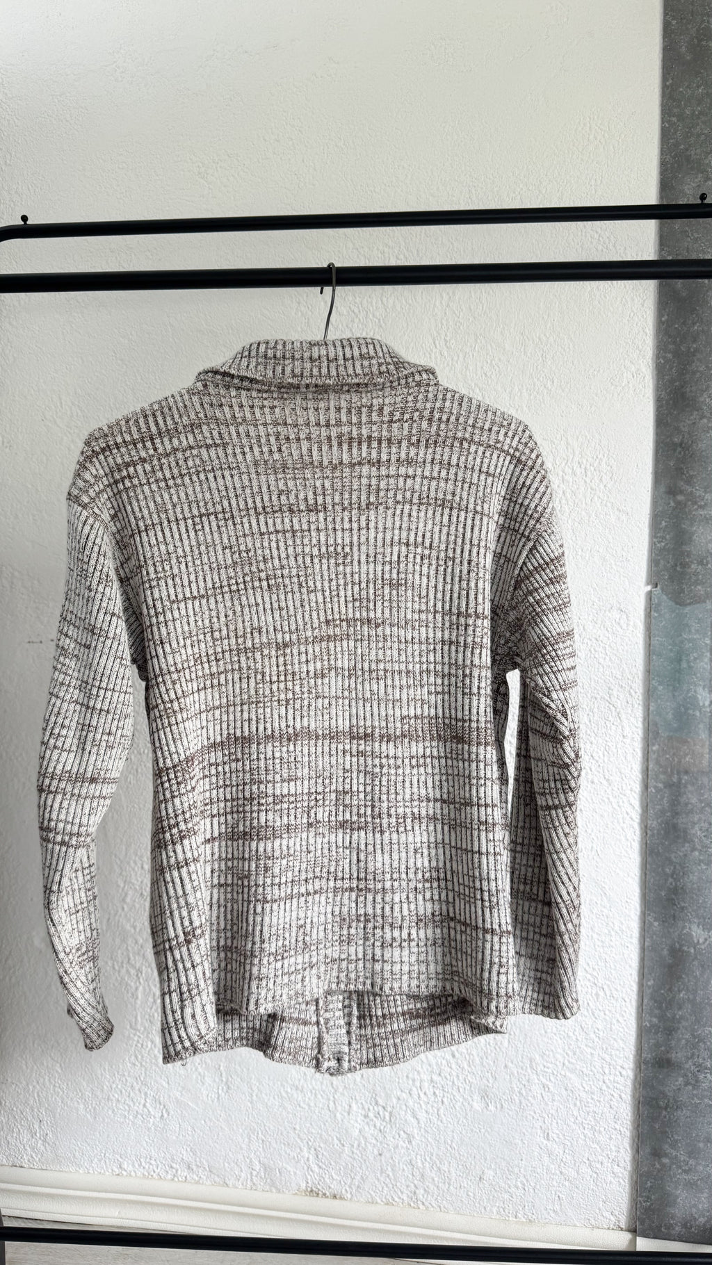 Saco gris y marrón con bolsillos