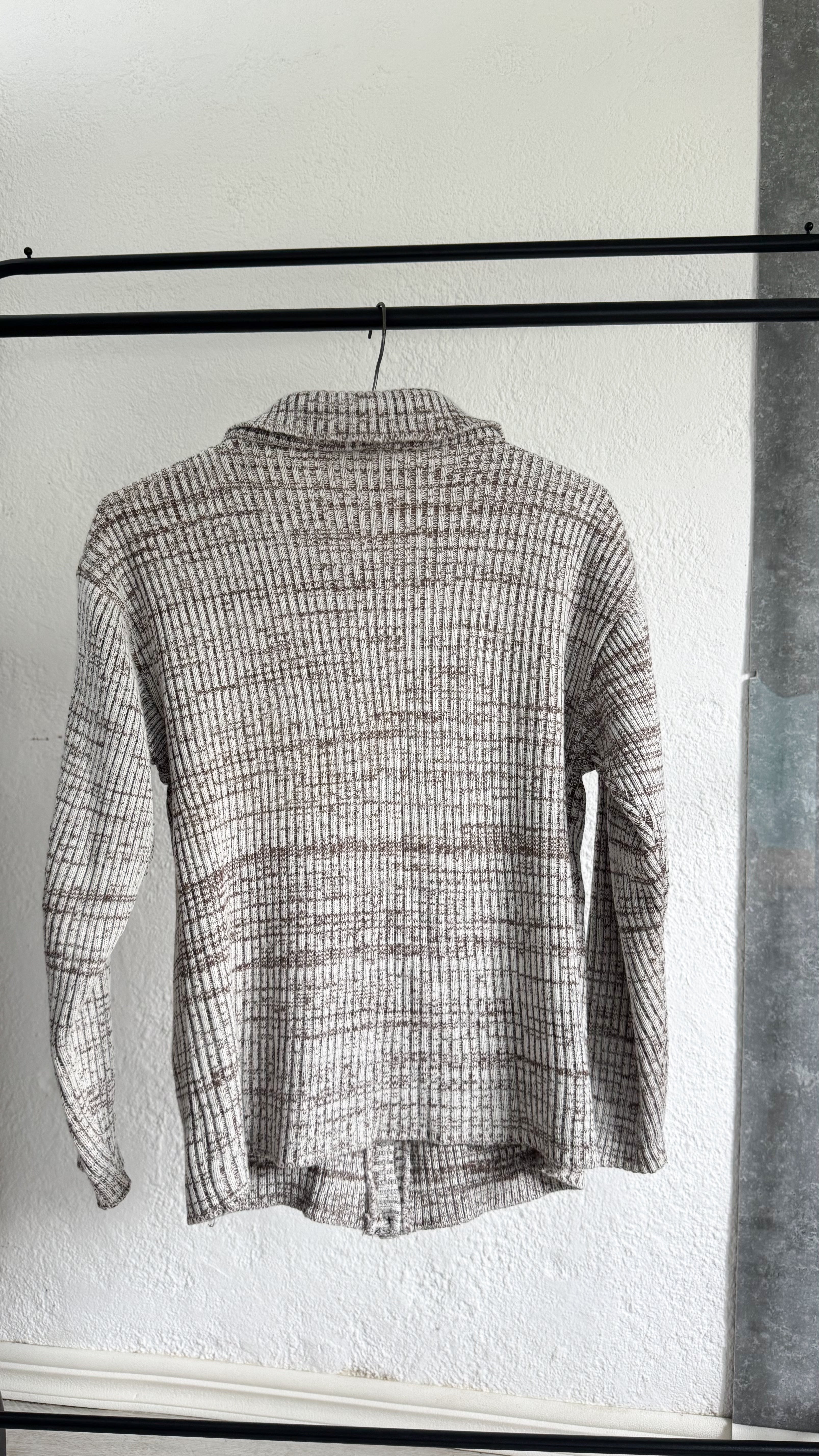 Saco gris y marrón con bolsillos