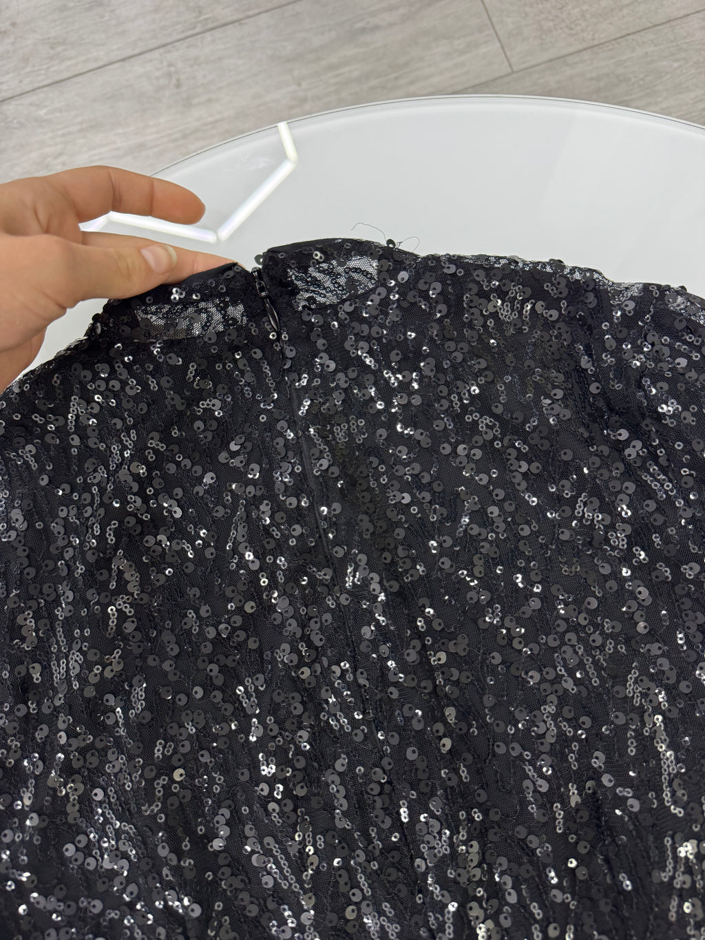 Vestido negro manga larga con lentejuelas