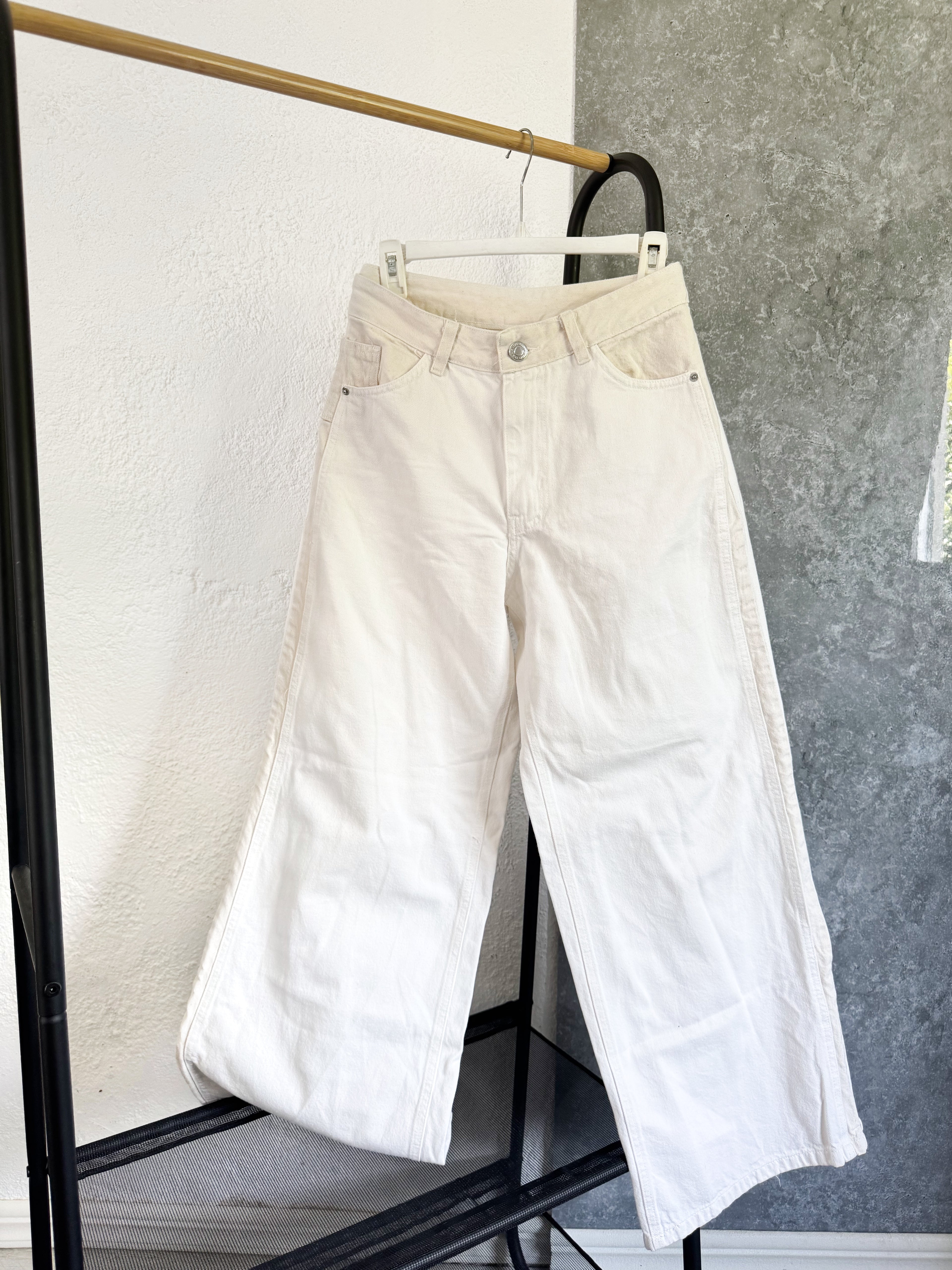 Pantalón blanco y beige