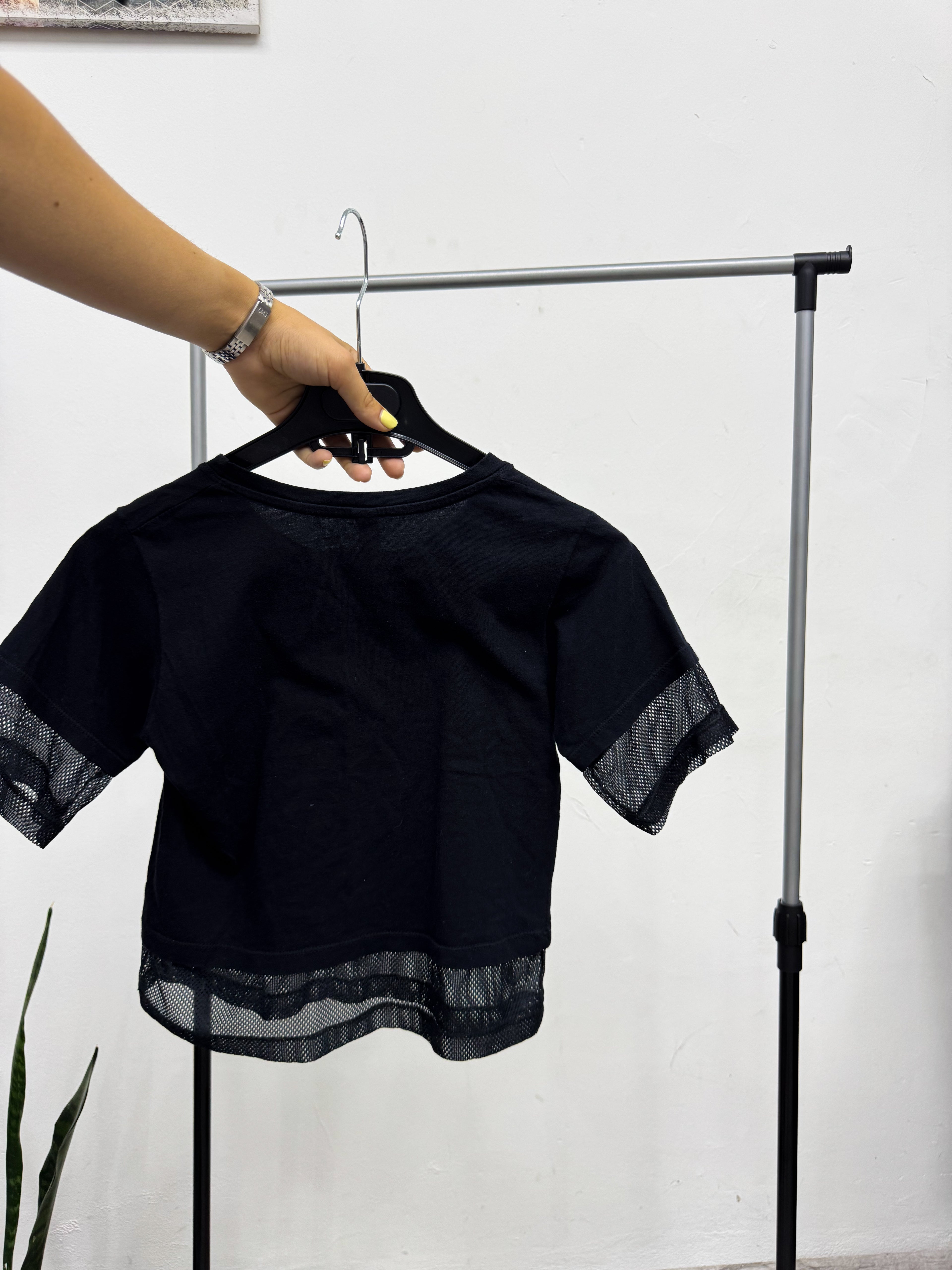 Remera negra con transparencias
