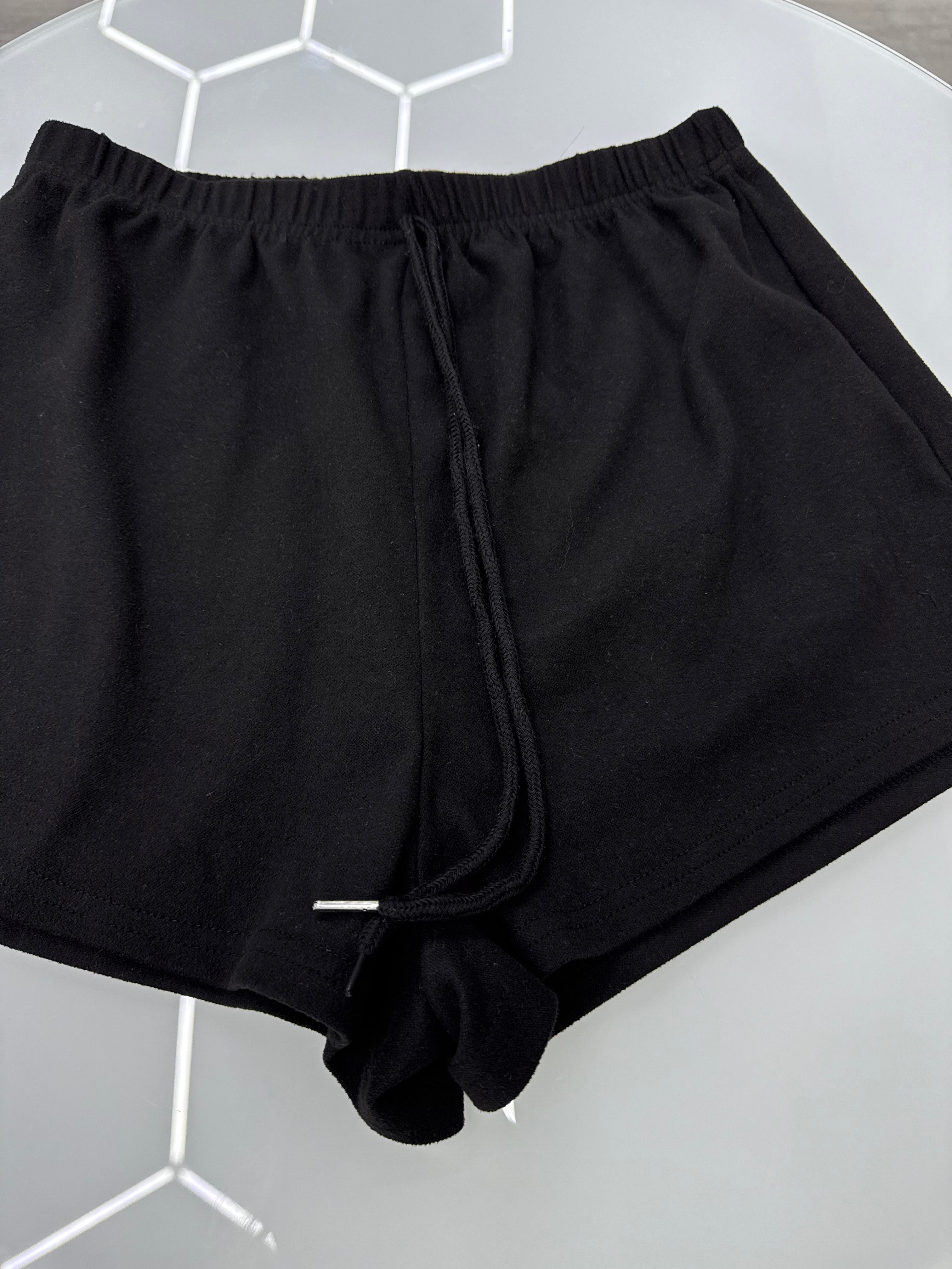 Short negro afelpado
