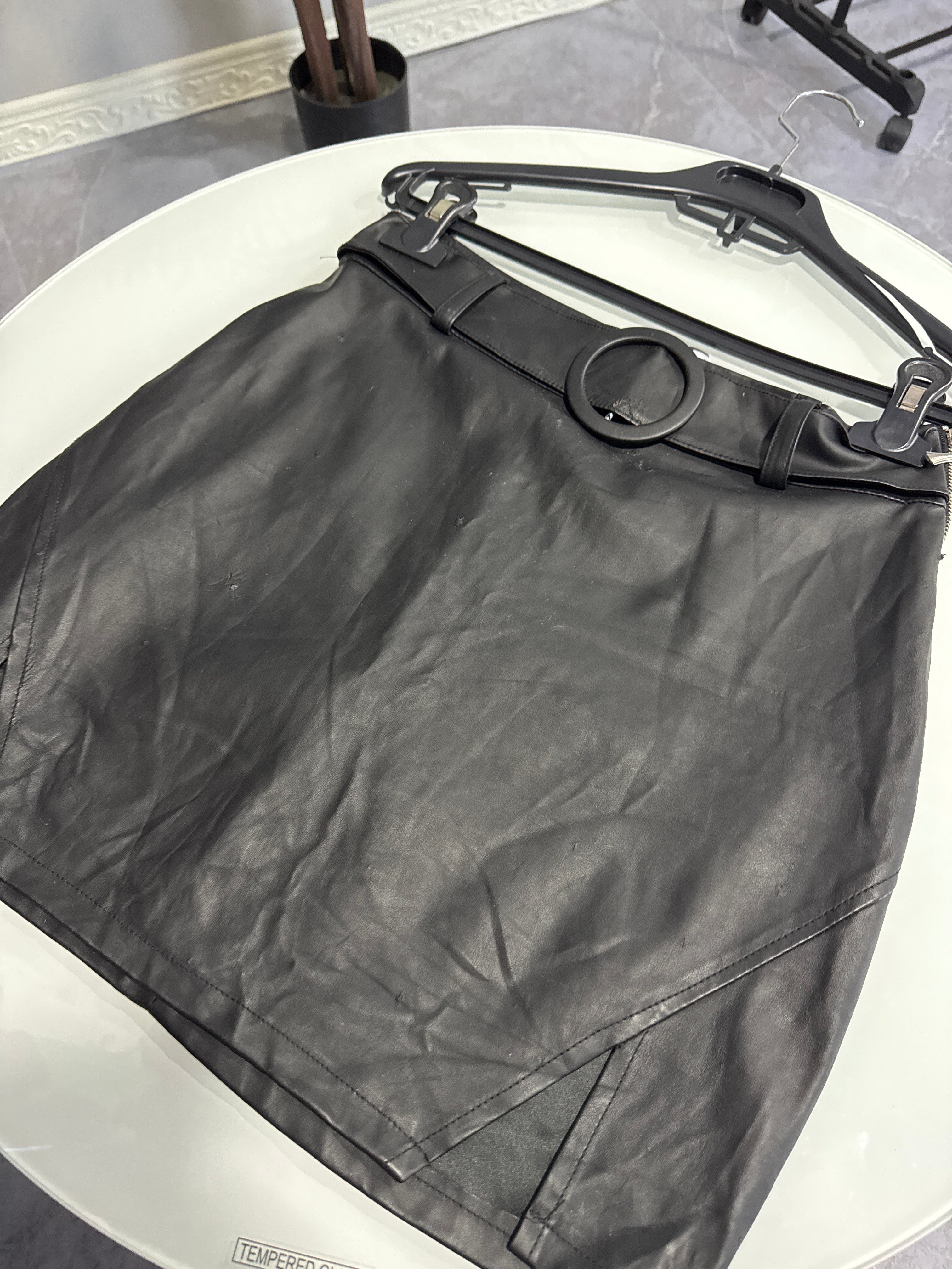 Pollera eco cuero negra con cinto *con detalle