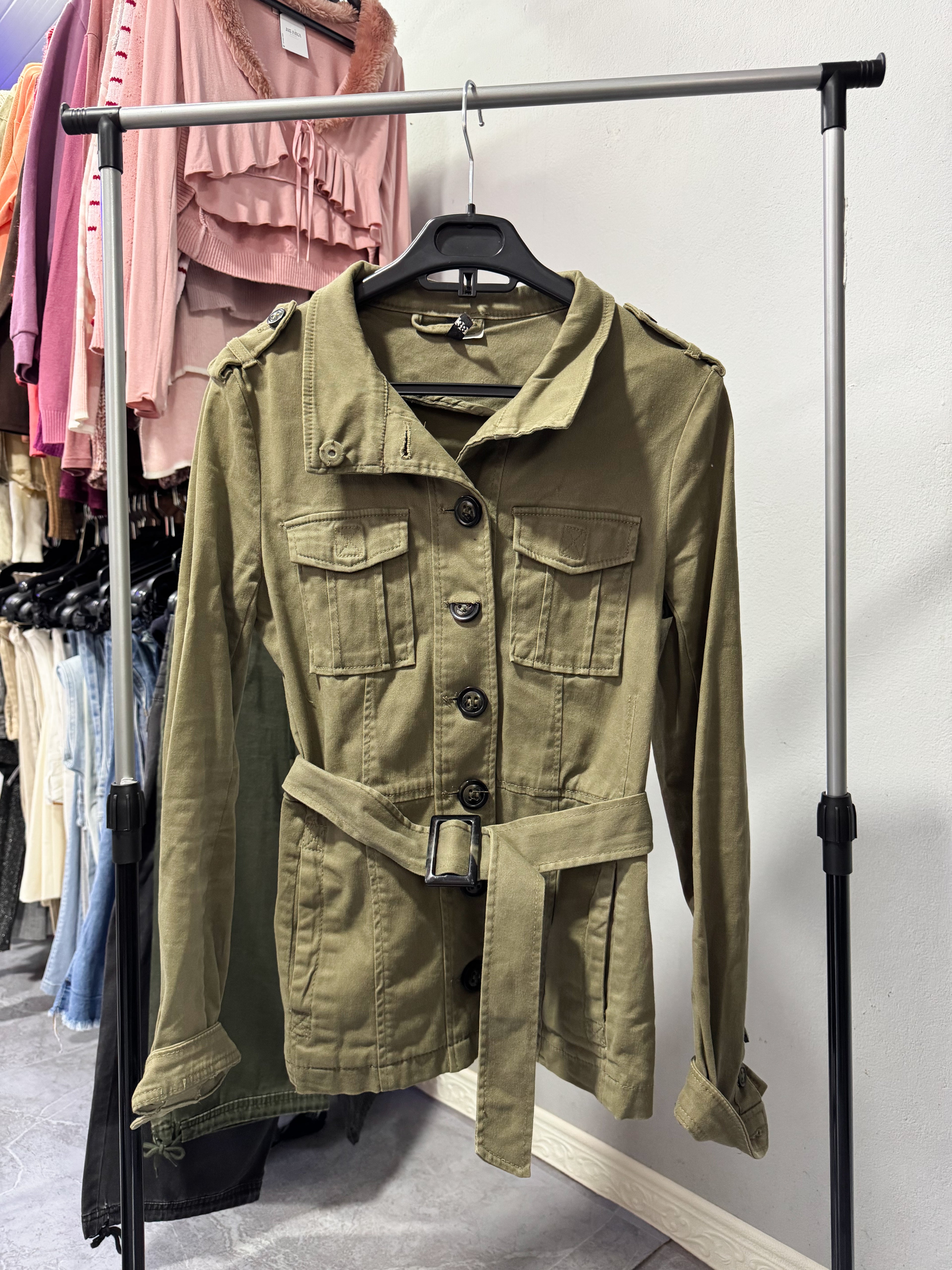 Chaqueta verde con cinto y botones
