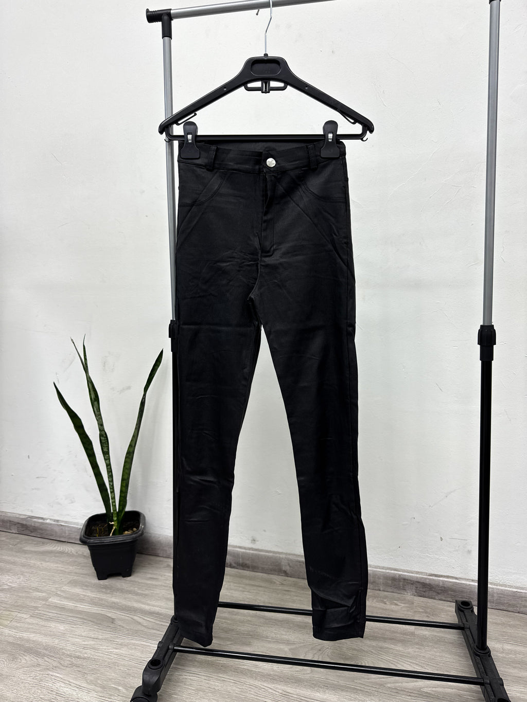 Pantalón engomado negro alicrado