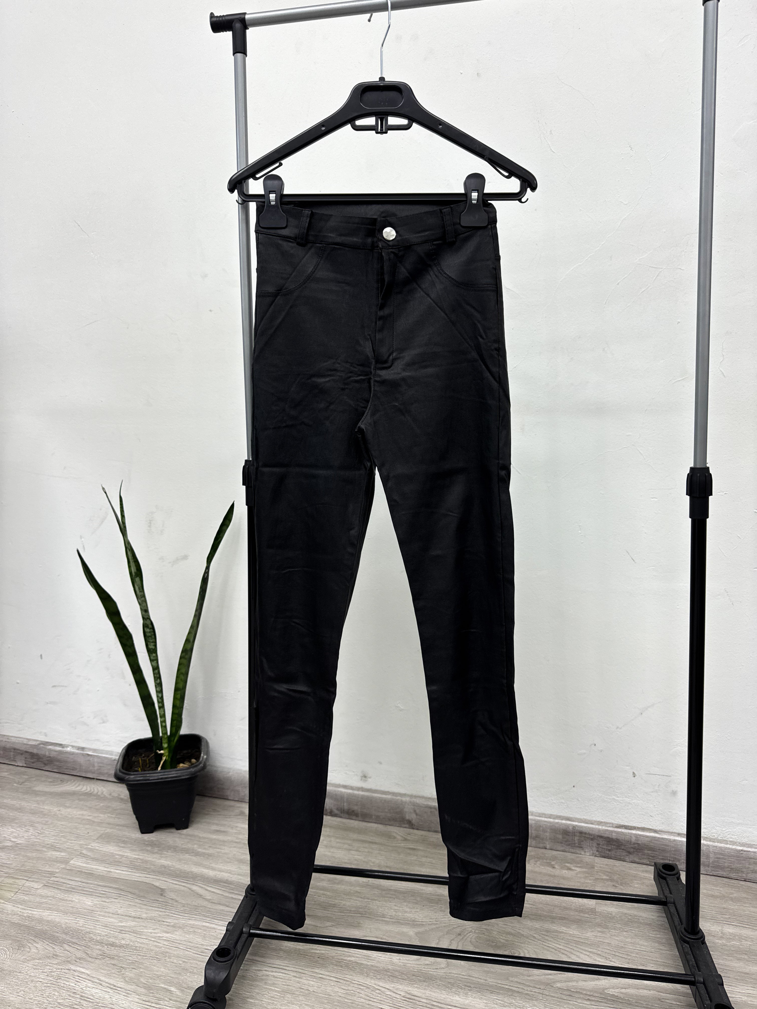 Pantalón engomado negro alicrado