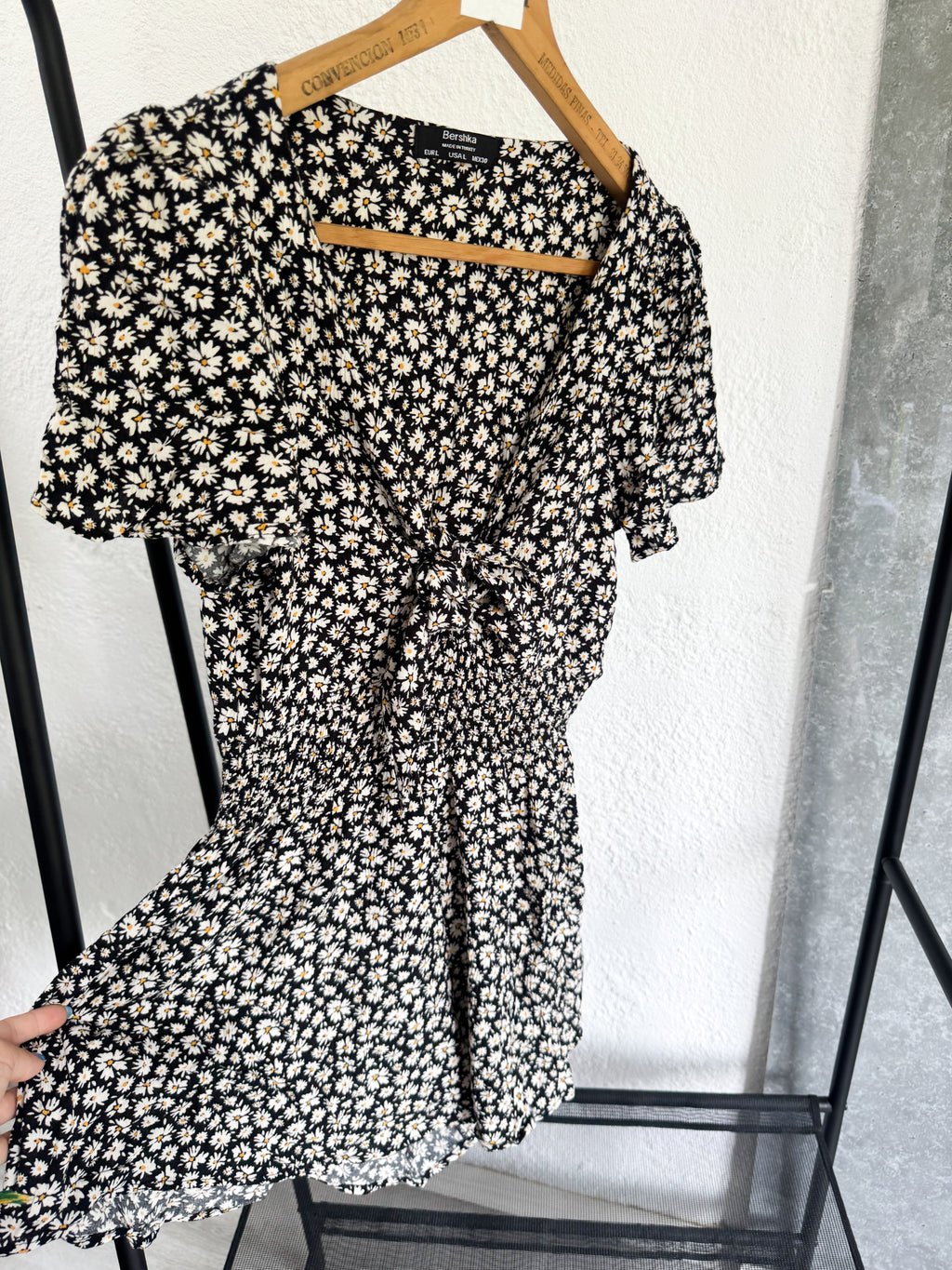 Monito negro floreado Bershka