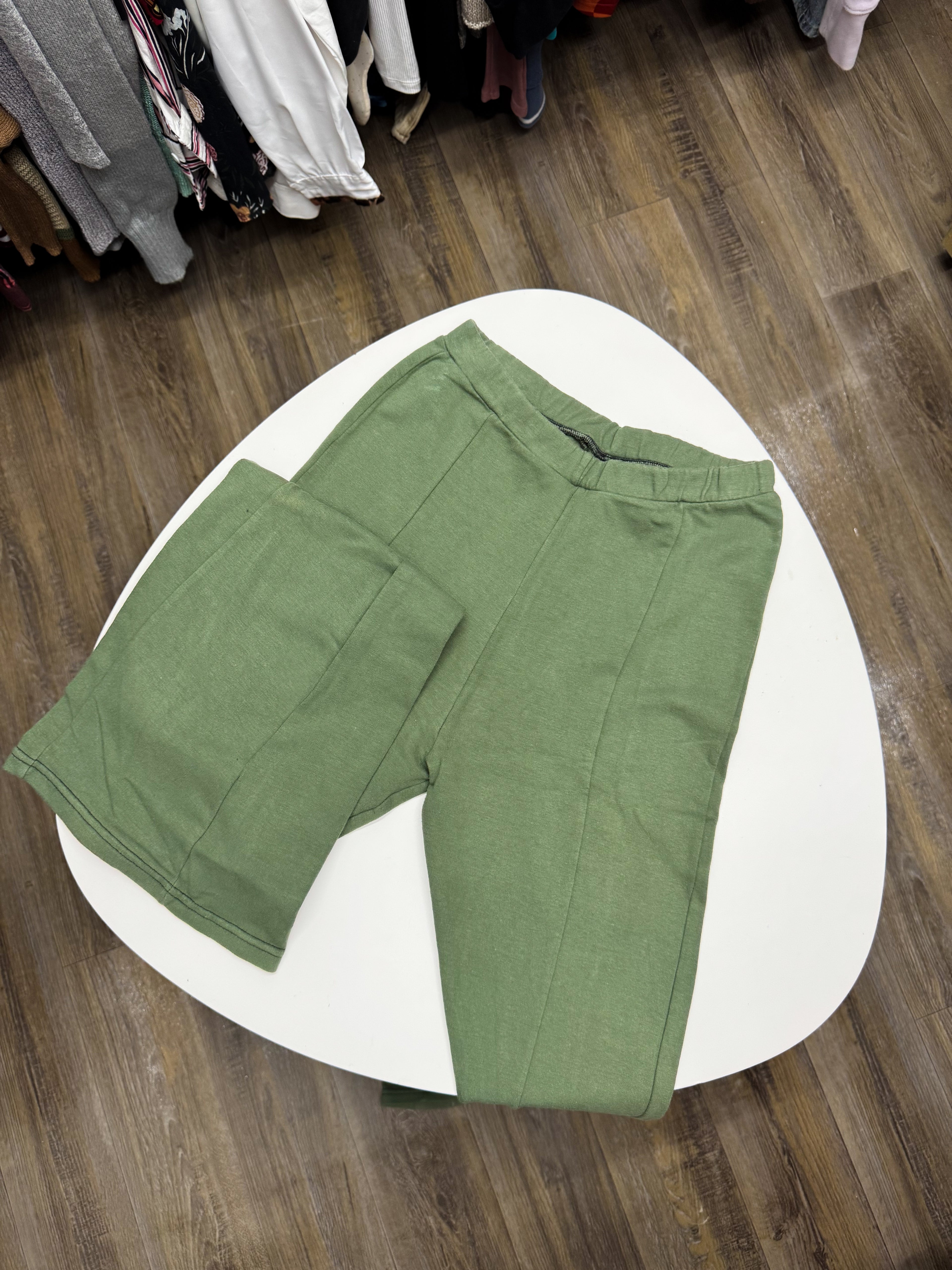 Pantalón de tela verde ancho
