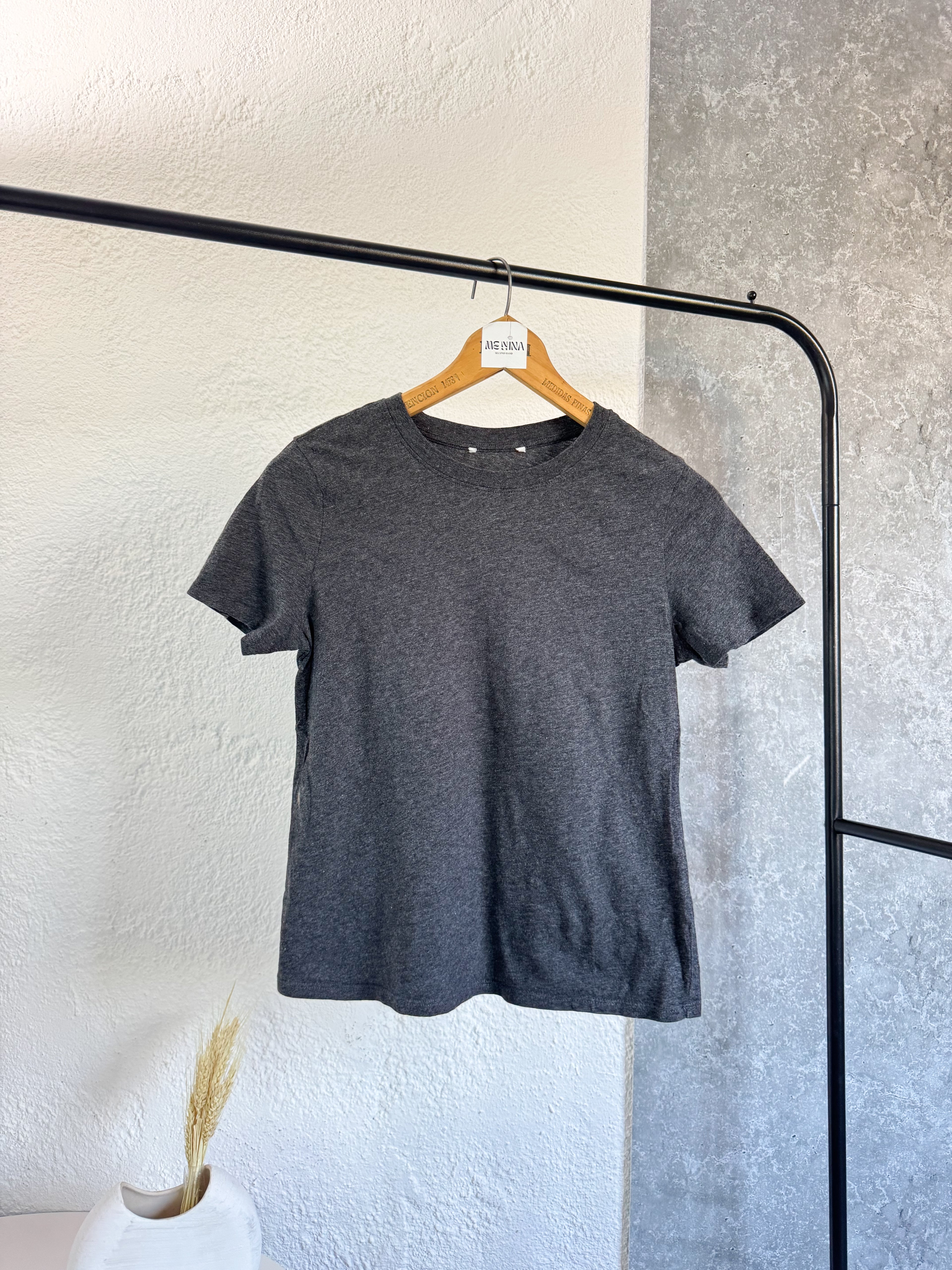 Remera gris oscuro manga corta