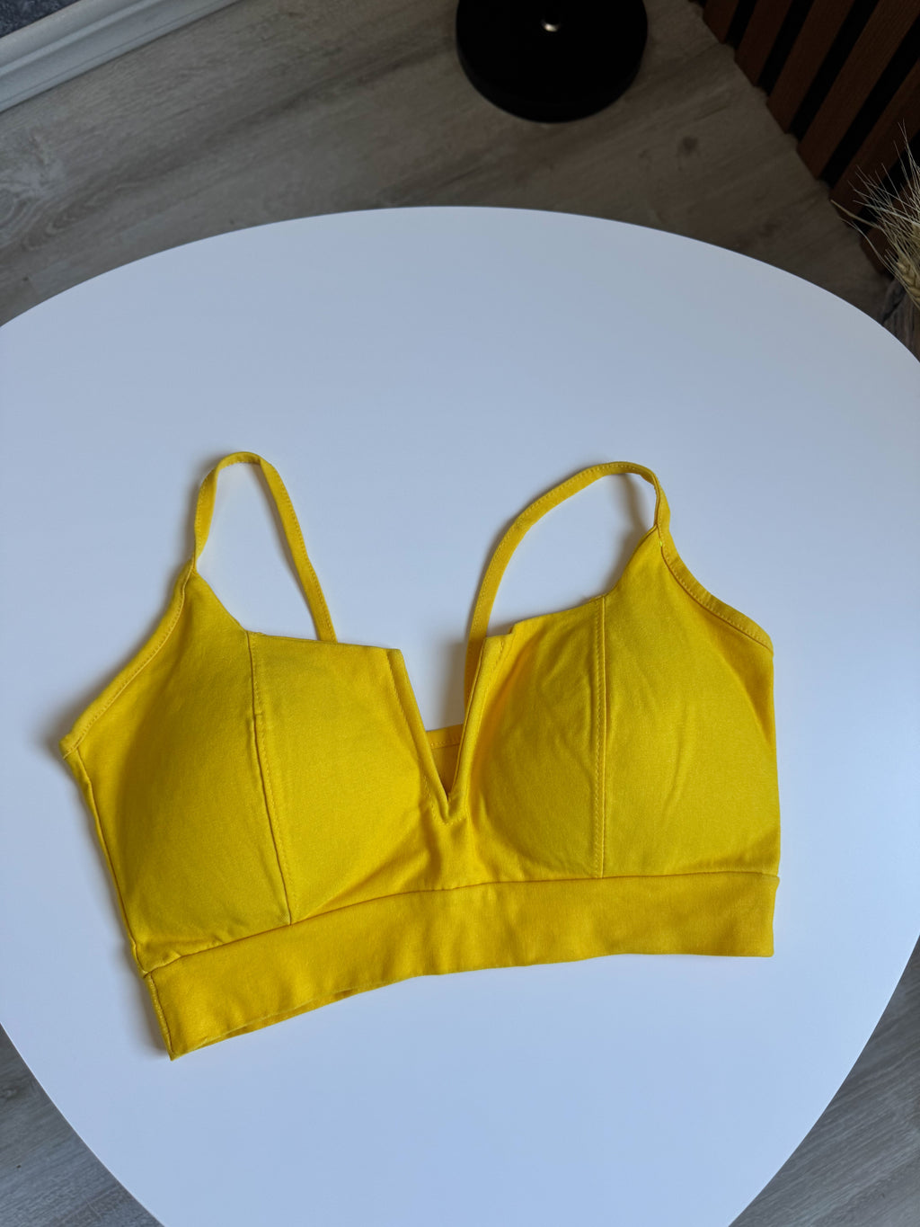 Top amarillo con push up