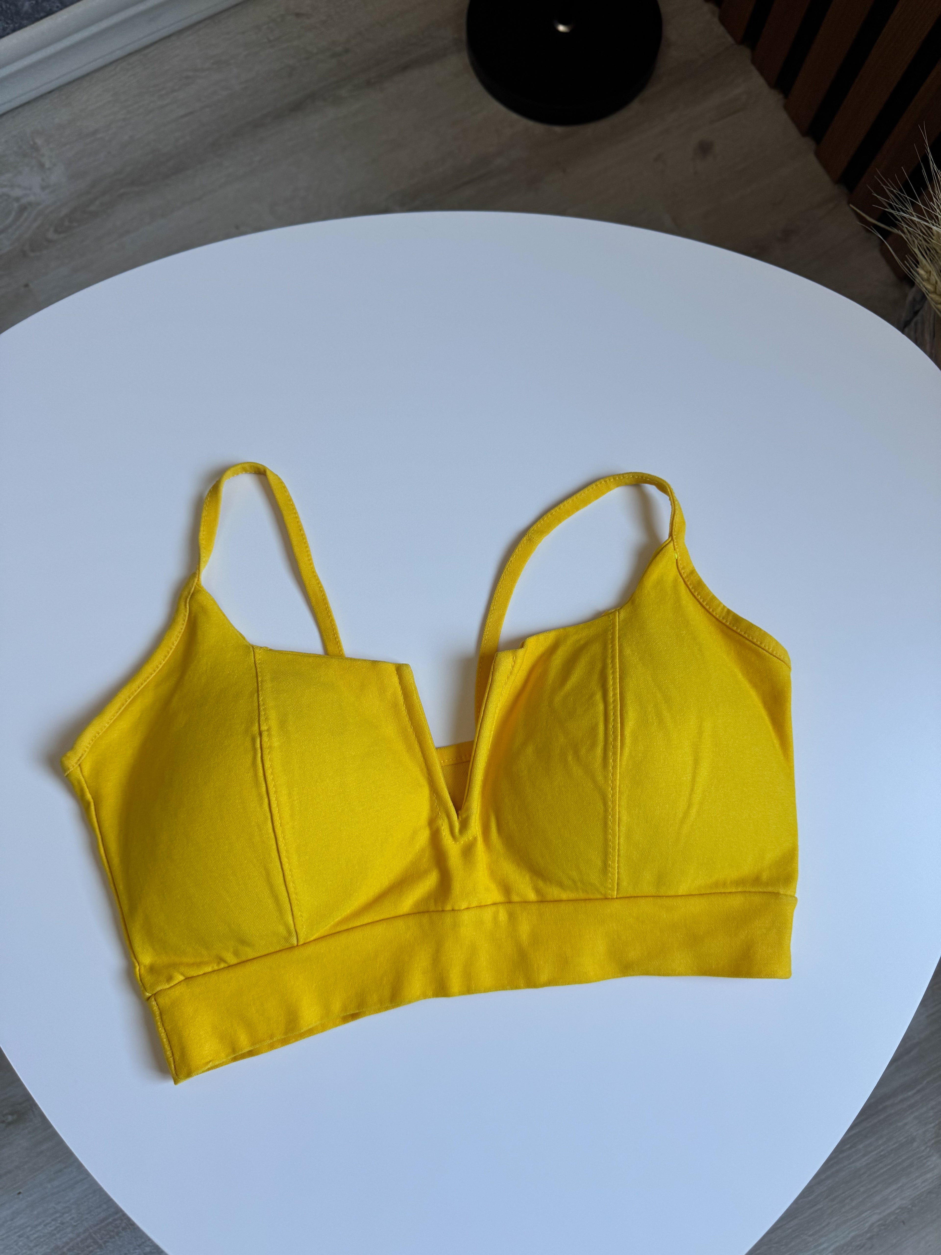 Top amarillo con push up