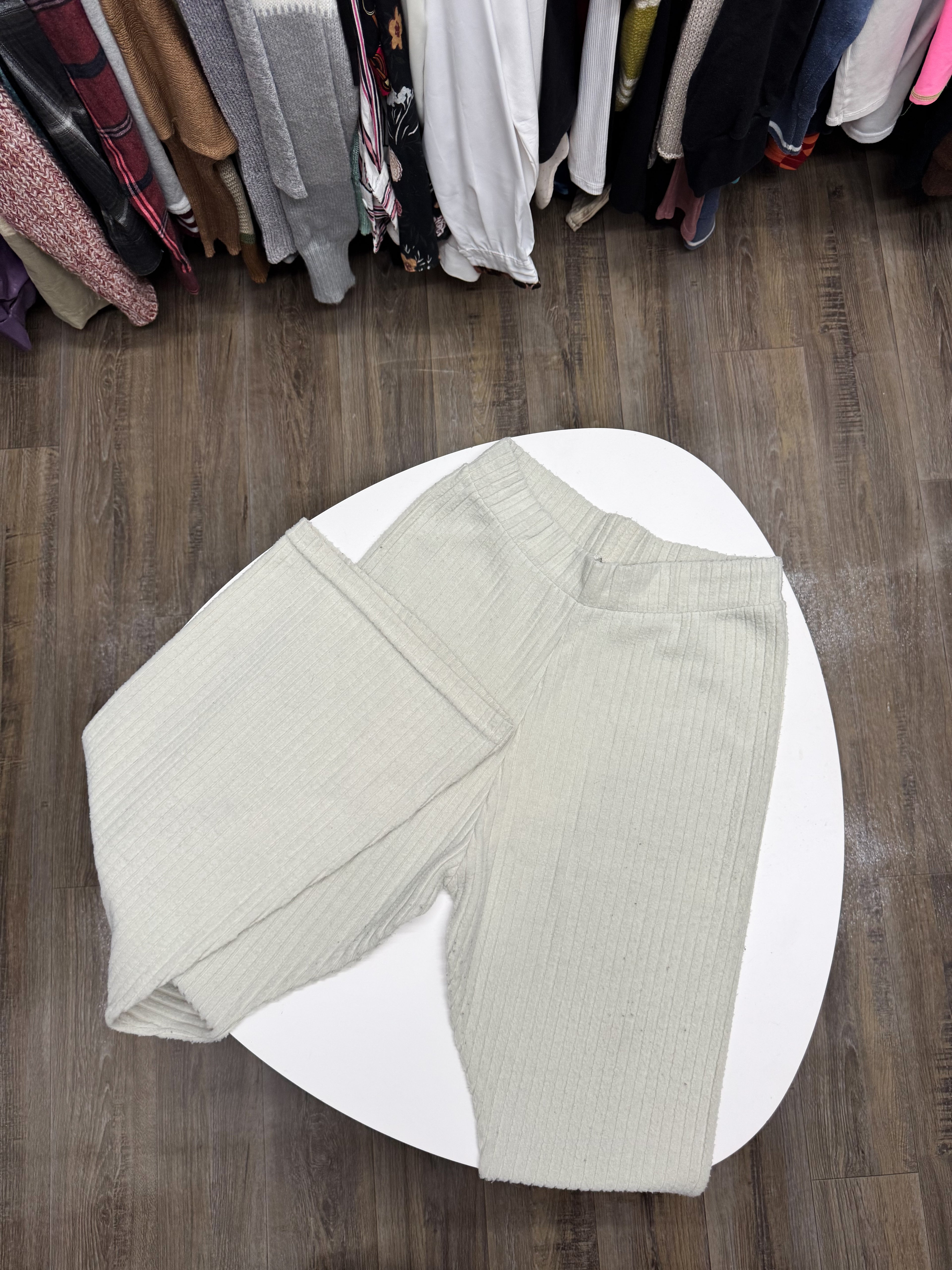 Pantalón de tela beige ancho