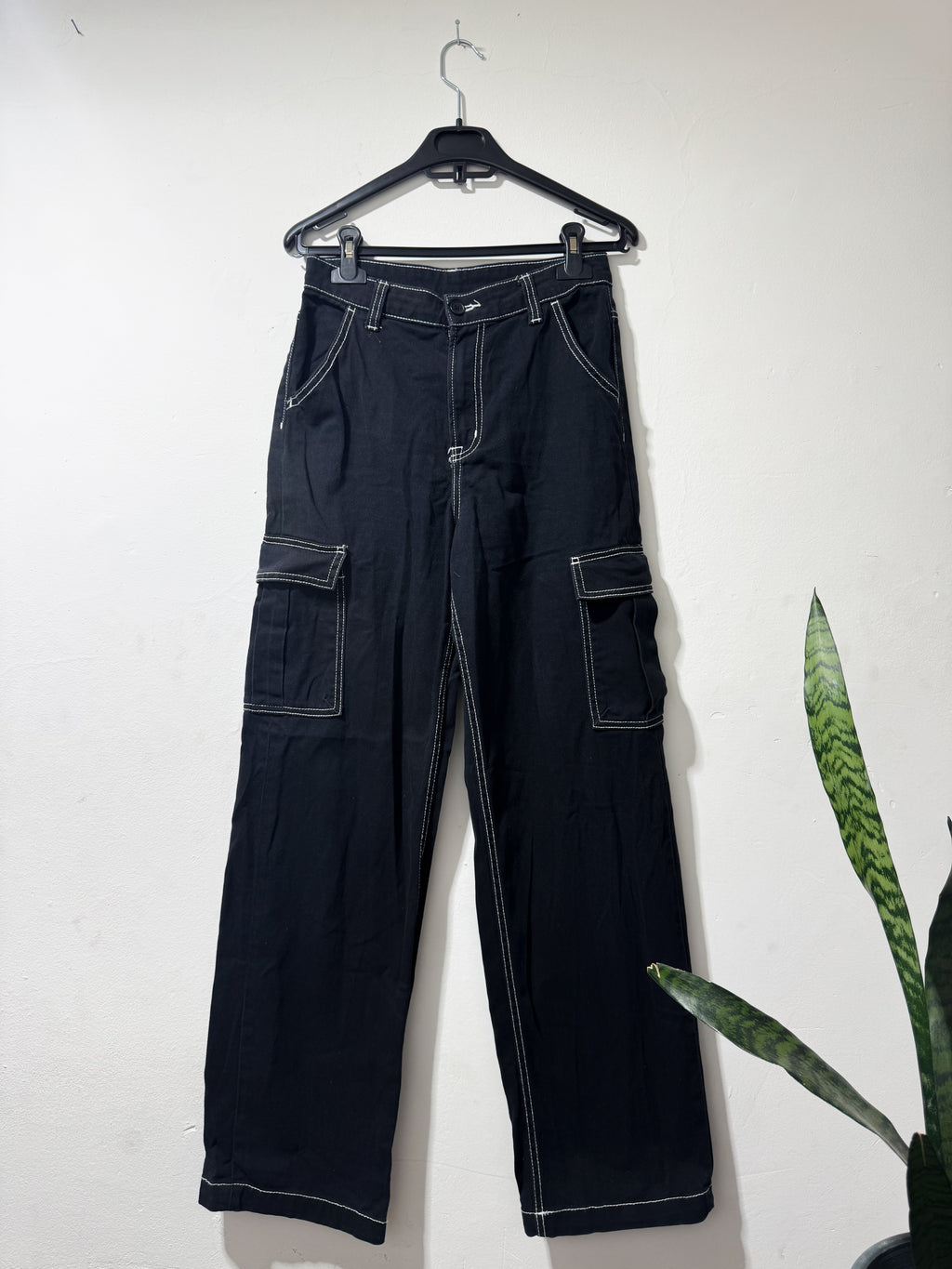 Jean negro con costuras blancas